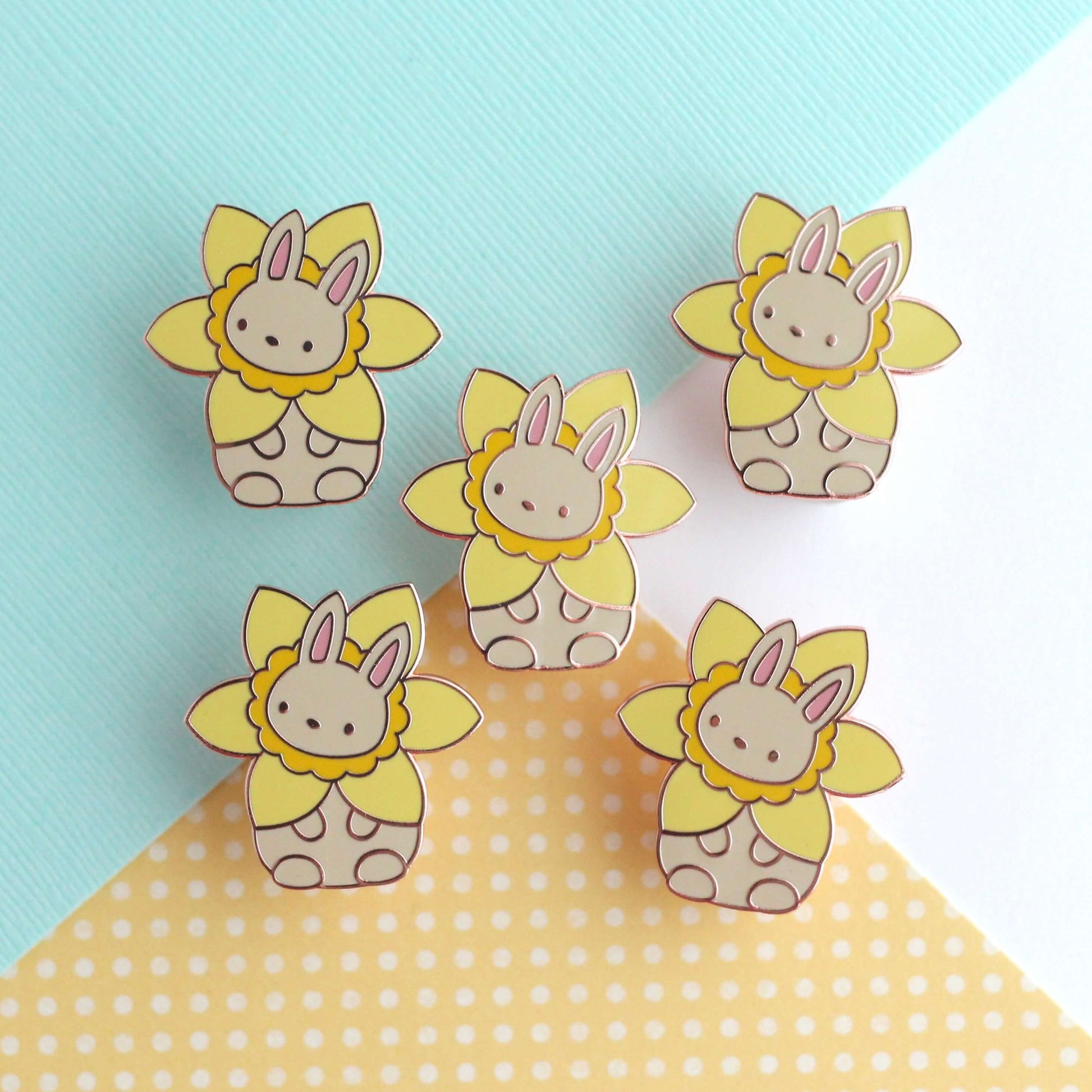 Broche en émail « Lapin jonquille » – Cadeau pour amoureux des lapins