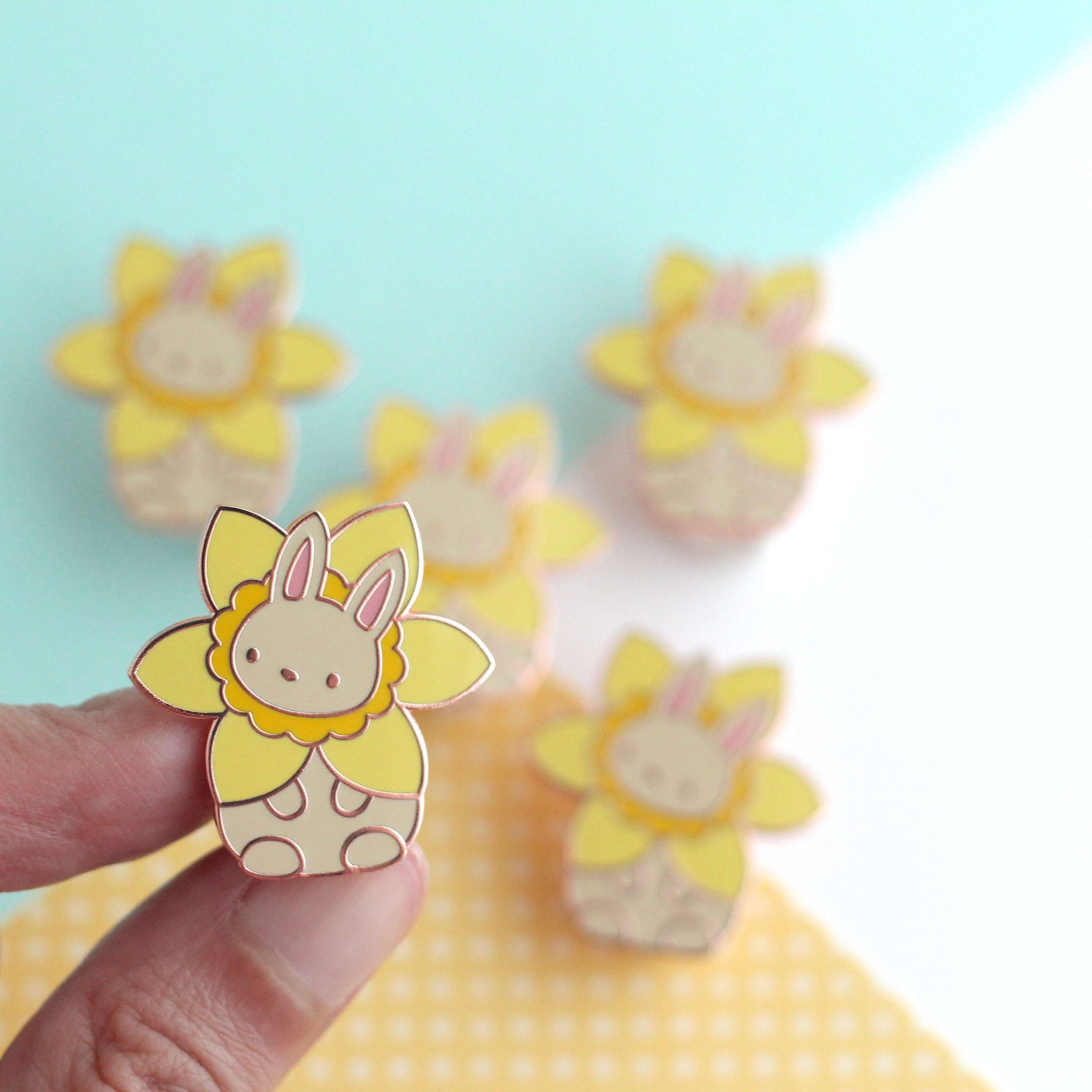 Broche en émail « Lapin jonquille » – Cadeau pour amoureux des lapins