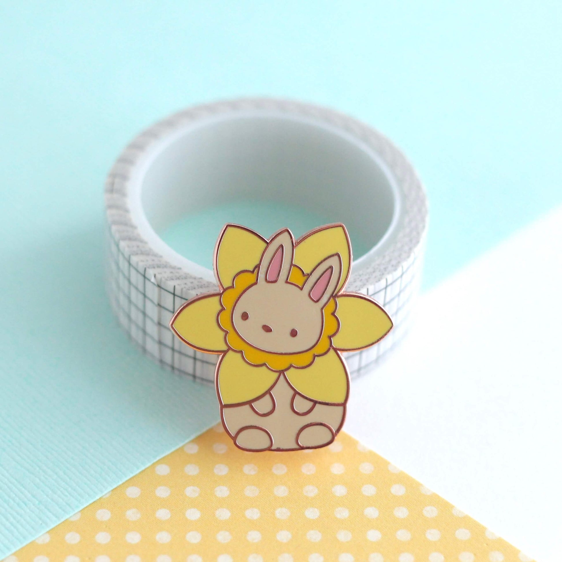 Broche en émail « Lapin jonquille » – Cadeau pour amoureux des lapins