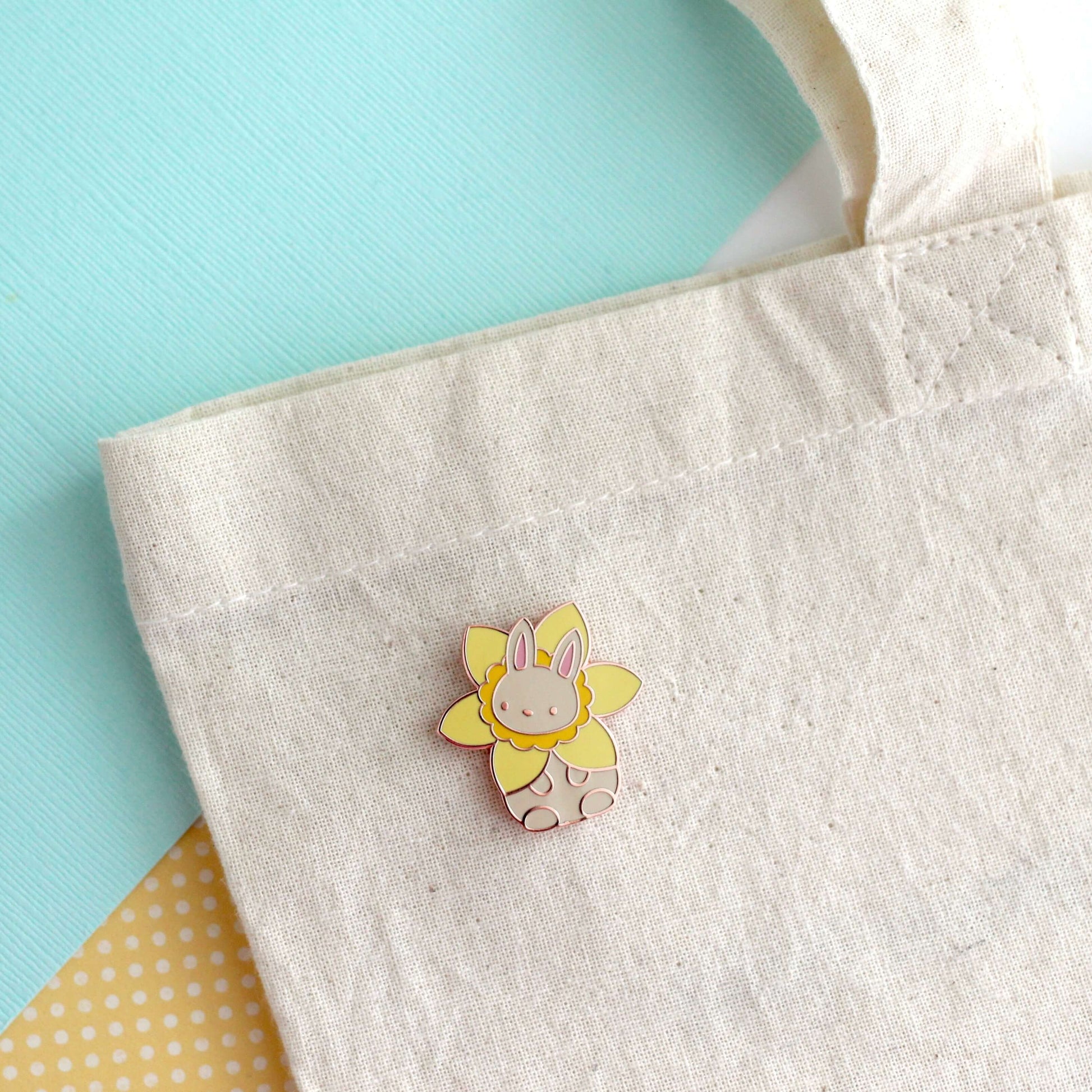 Broche en émail « Lapin jonquille » – Cadeau pour amoureux des lapins