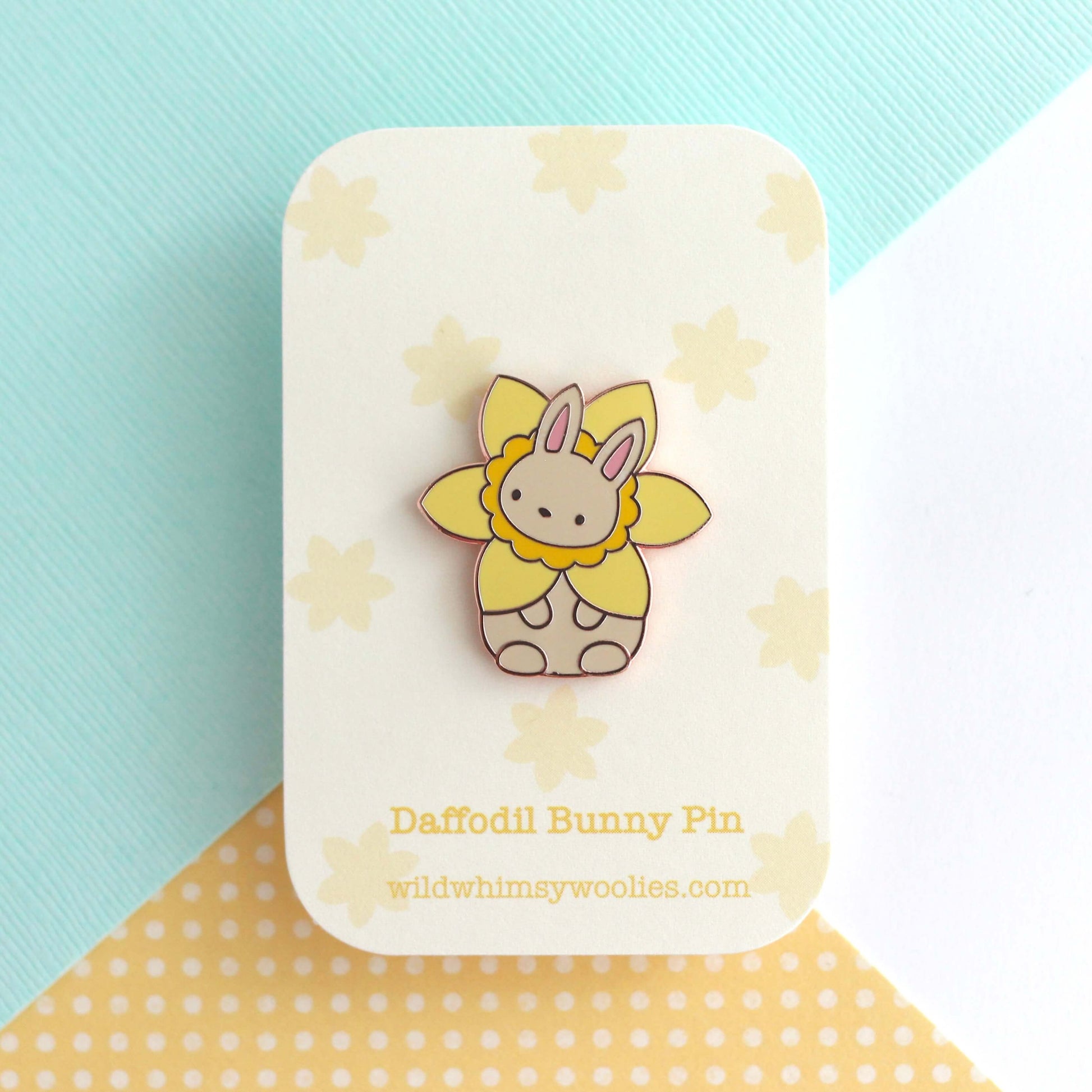 Broche en émail « Lapin jonquille » – Cadeau pour amoureux des lapins