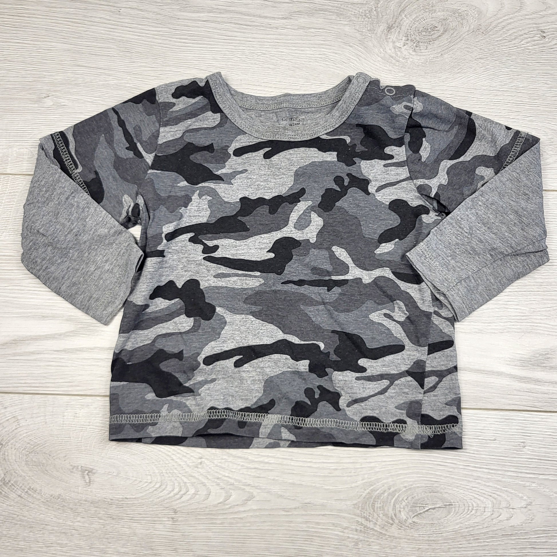 RUBH1 - Haut camouflage gris George. Taille 18-24 mois