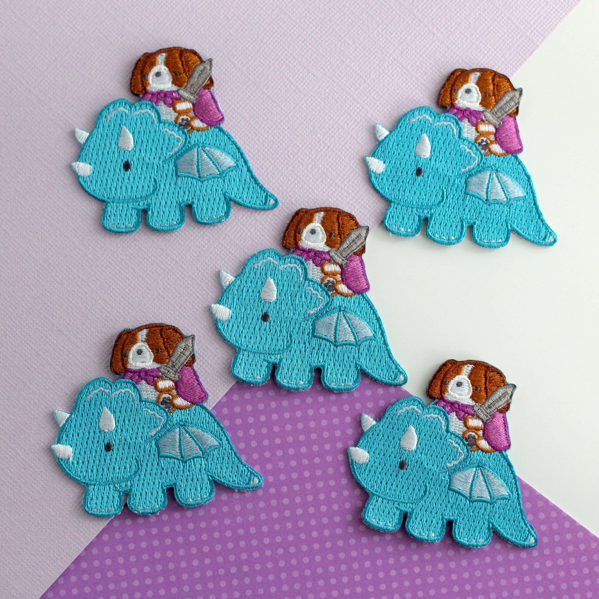 Patch thermocollant brodé représentant un Cavalier King Charles Spaniel chevauchant un dragon