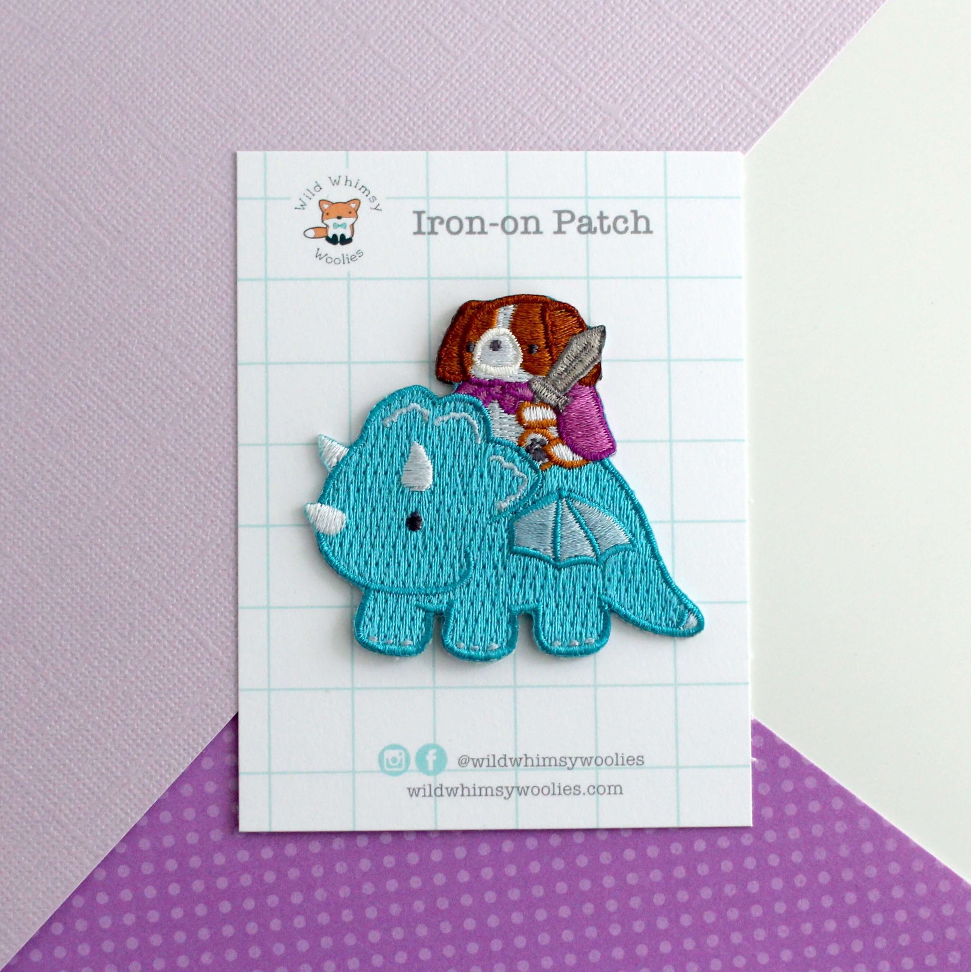 Patch thermocollant brodé représentant un Cavalier King Charles Spaniel chevauchant un dragon