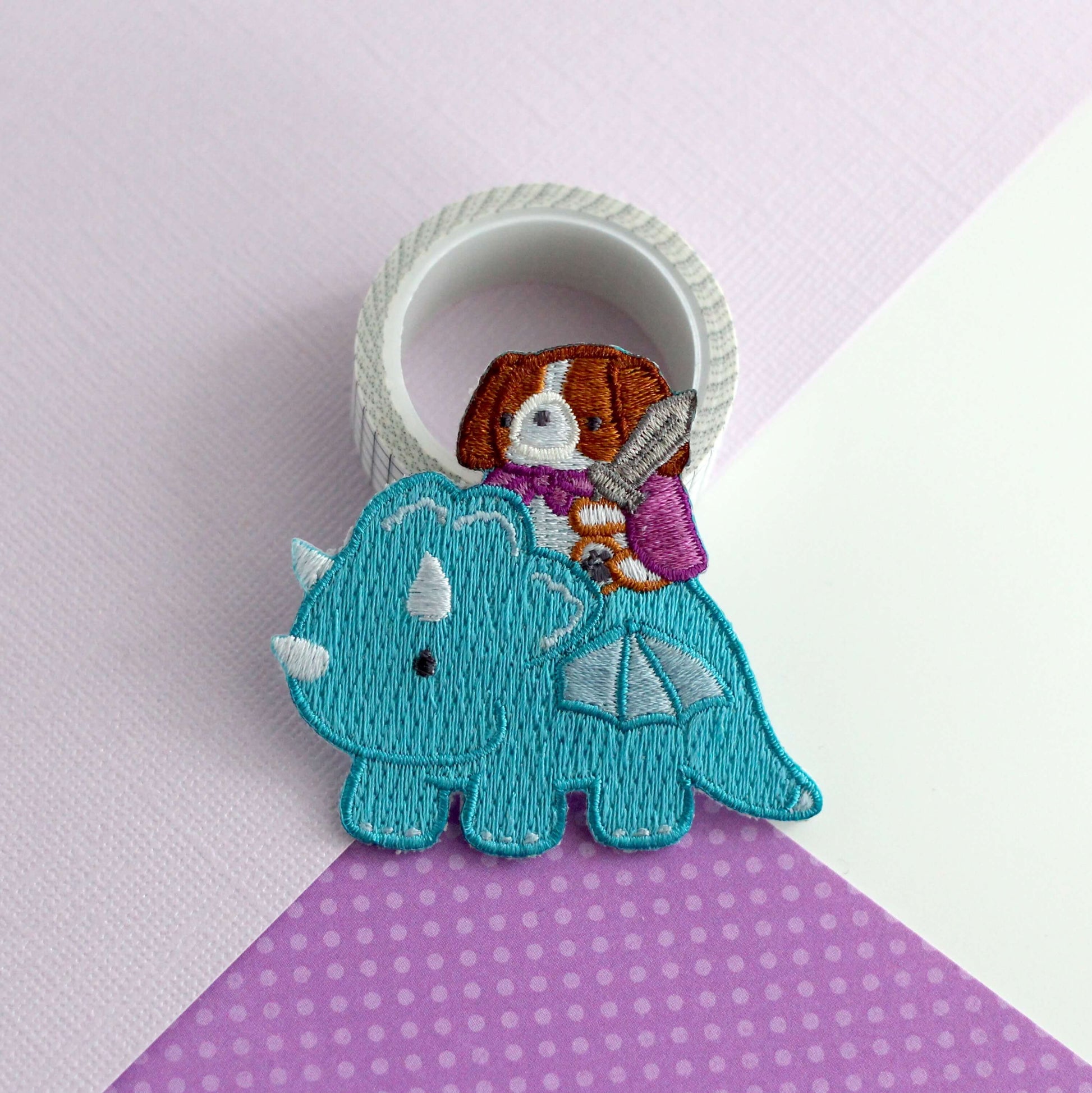 Patch thermocollant brodé représentant un Cavalier King Charles Spaniel chevauchant un dragon