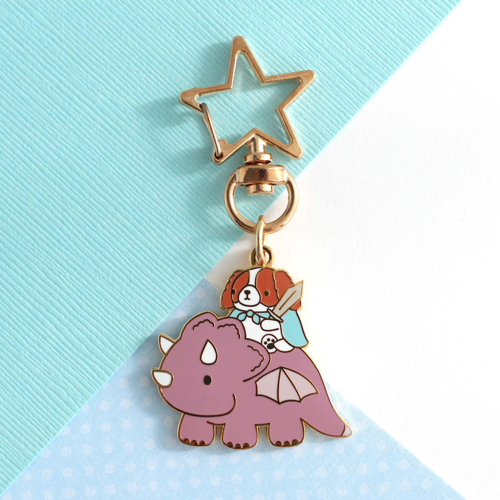 Porte-clés en émail Cavalier King Charles Spaniel chevauchant un dragon (prune)