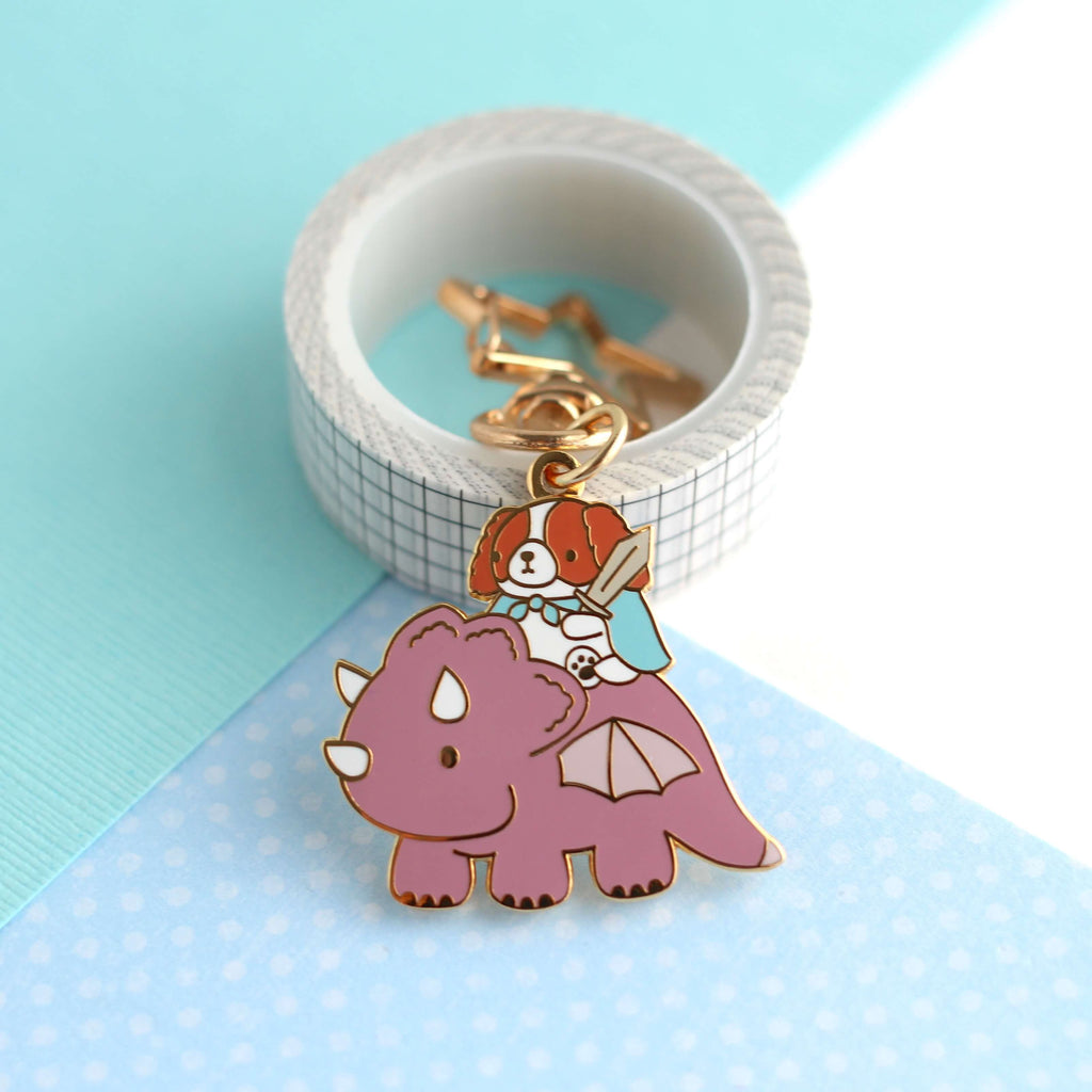 Porte-clés en émail Cavalier King Charles Spaniel chevauchant un dragon (prune)