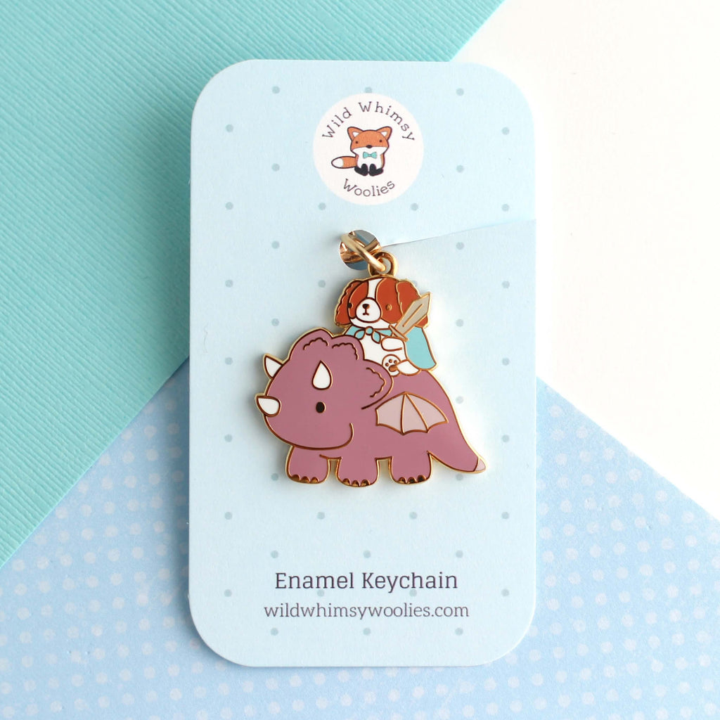 Porte-clés en émail Cavalier King Charles Spaniel chevauchant un dragon (prune)