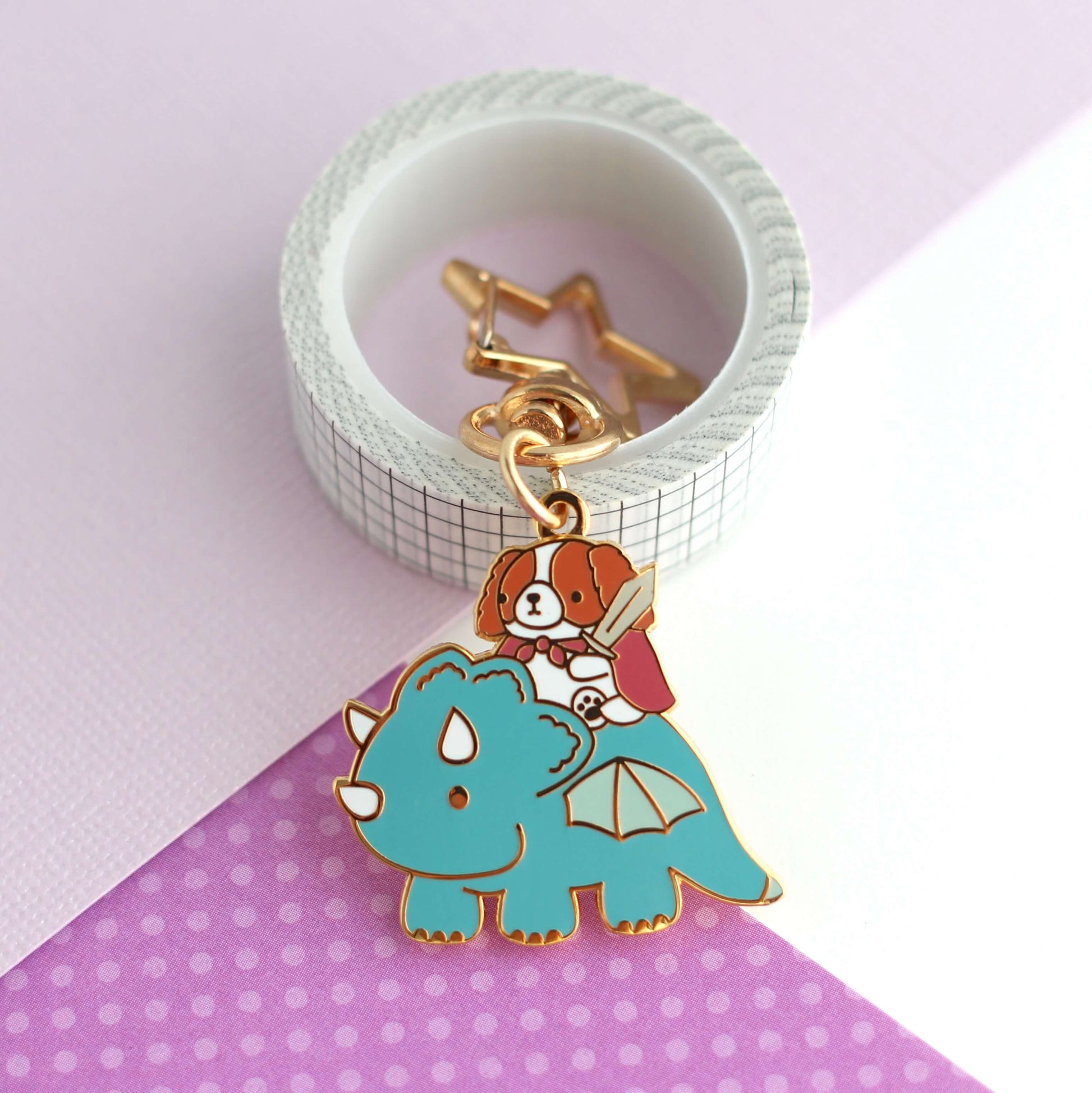 Porte-clés en émail Cavalier King Charles Spaniel chevauchant un dragon (sarcelle)