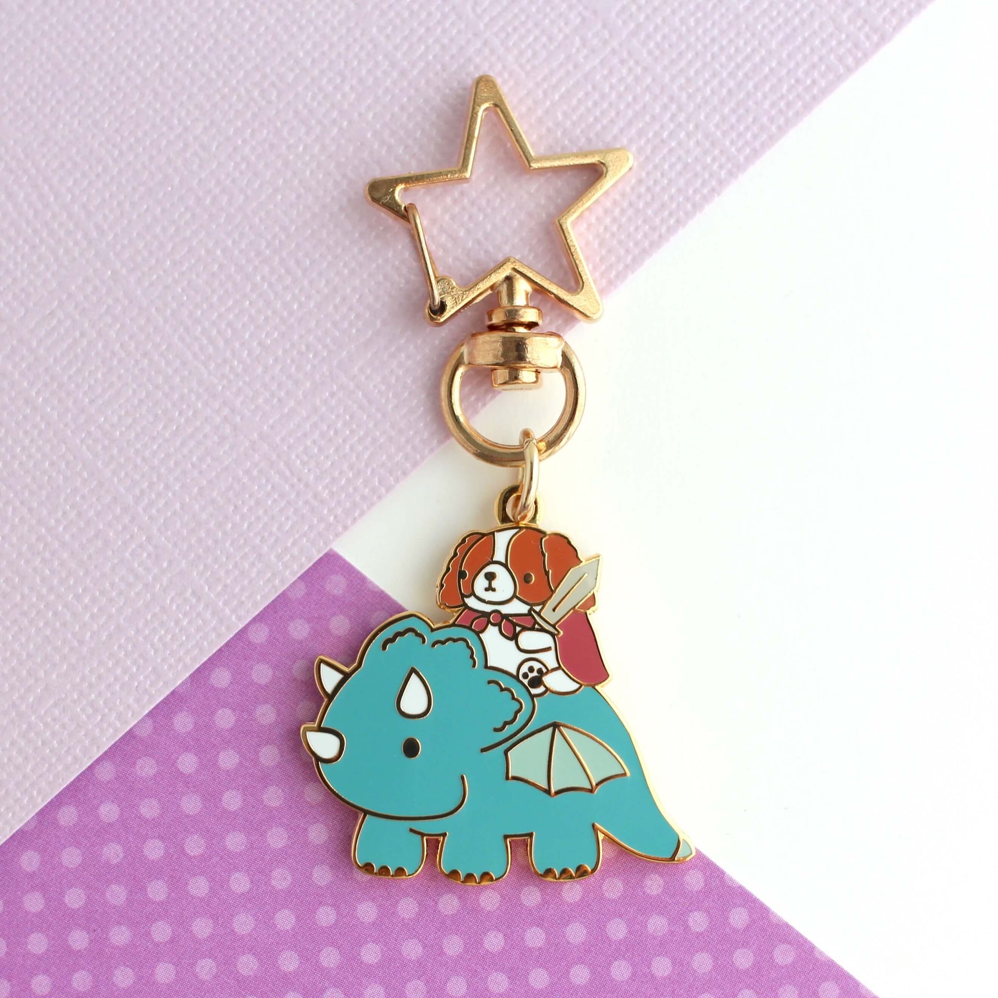 Porte-clés en émail Cavalier King Charles Spaniel chevauchant un dragon (sarcelle)