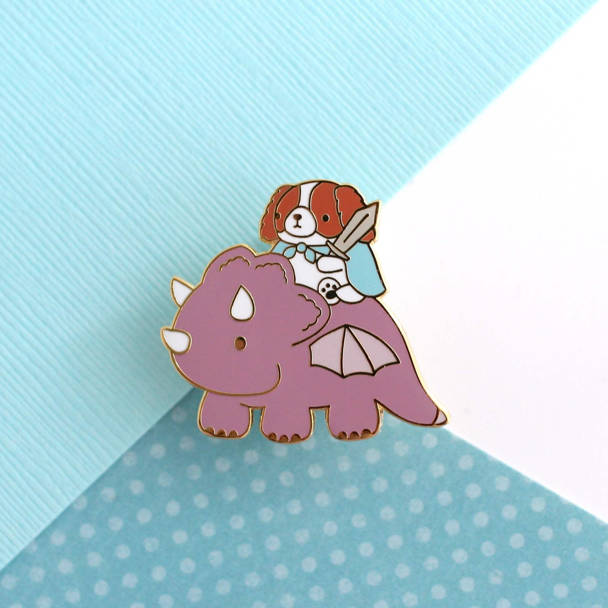 Broche en émail représentant un Cavalier King Charles Spaniel chevauchant un dragon (variante dragon prune)