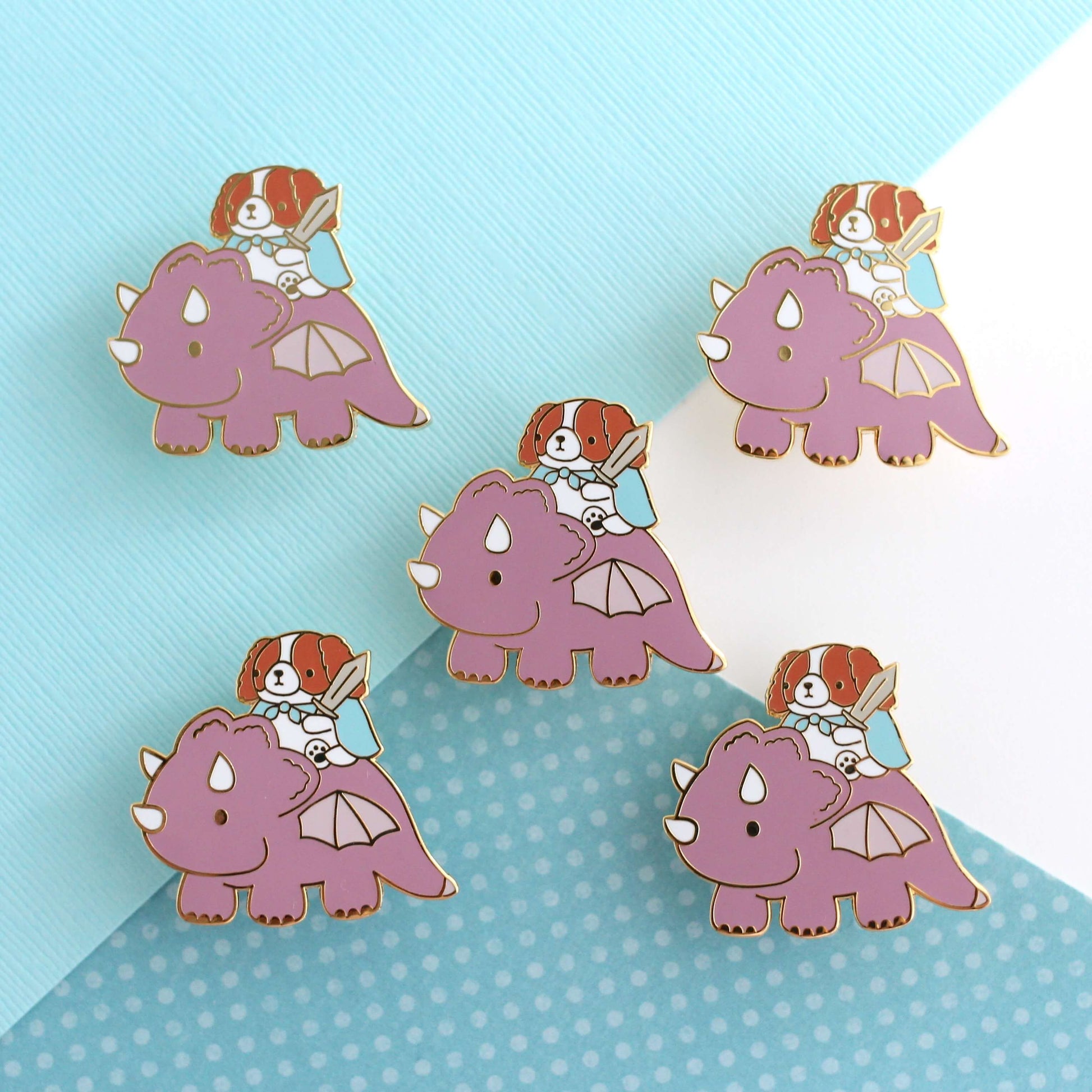 Broche en émail représentant un Cavalier King Charles Spaniel chevauchant un dragon (variante dragon prune)
