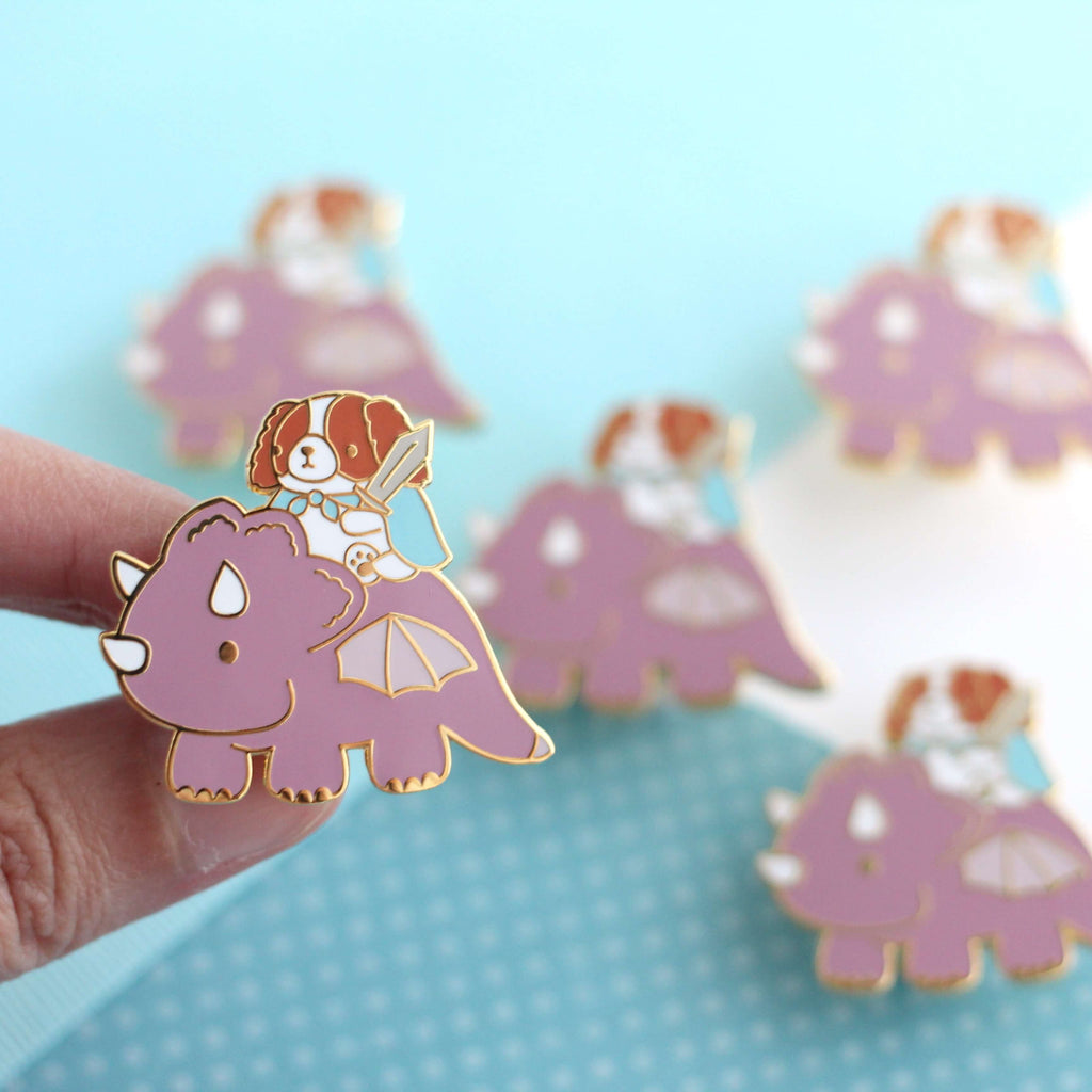Broche en émail représentant un Cavalier King Charles Spaniel chevauchant un dragon (variante dragon prune)