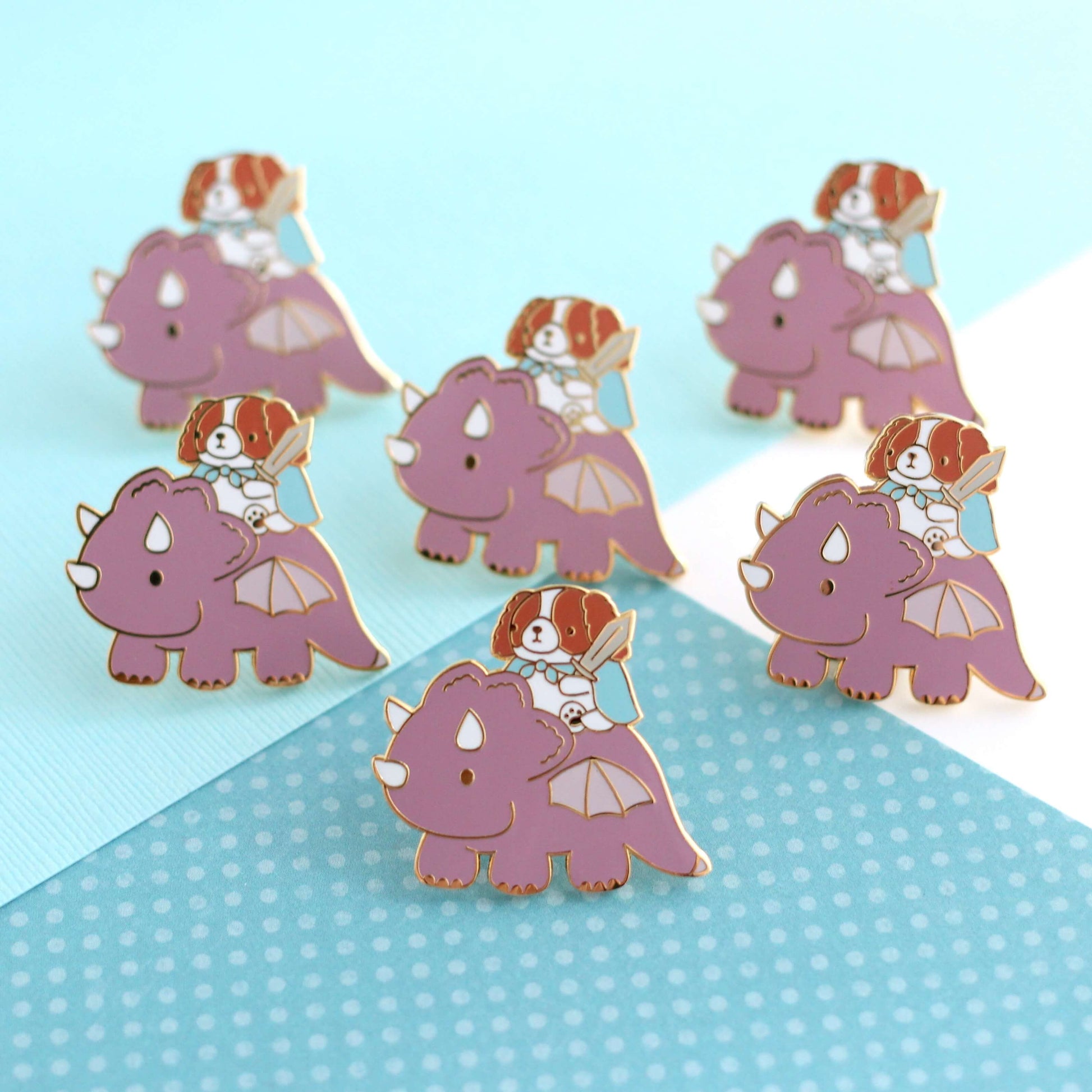 Broche en émail représentant un Cavalier King Charles Spaniel chevauchant un dragon (variante dragon prune)