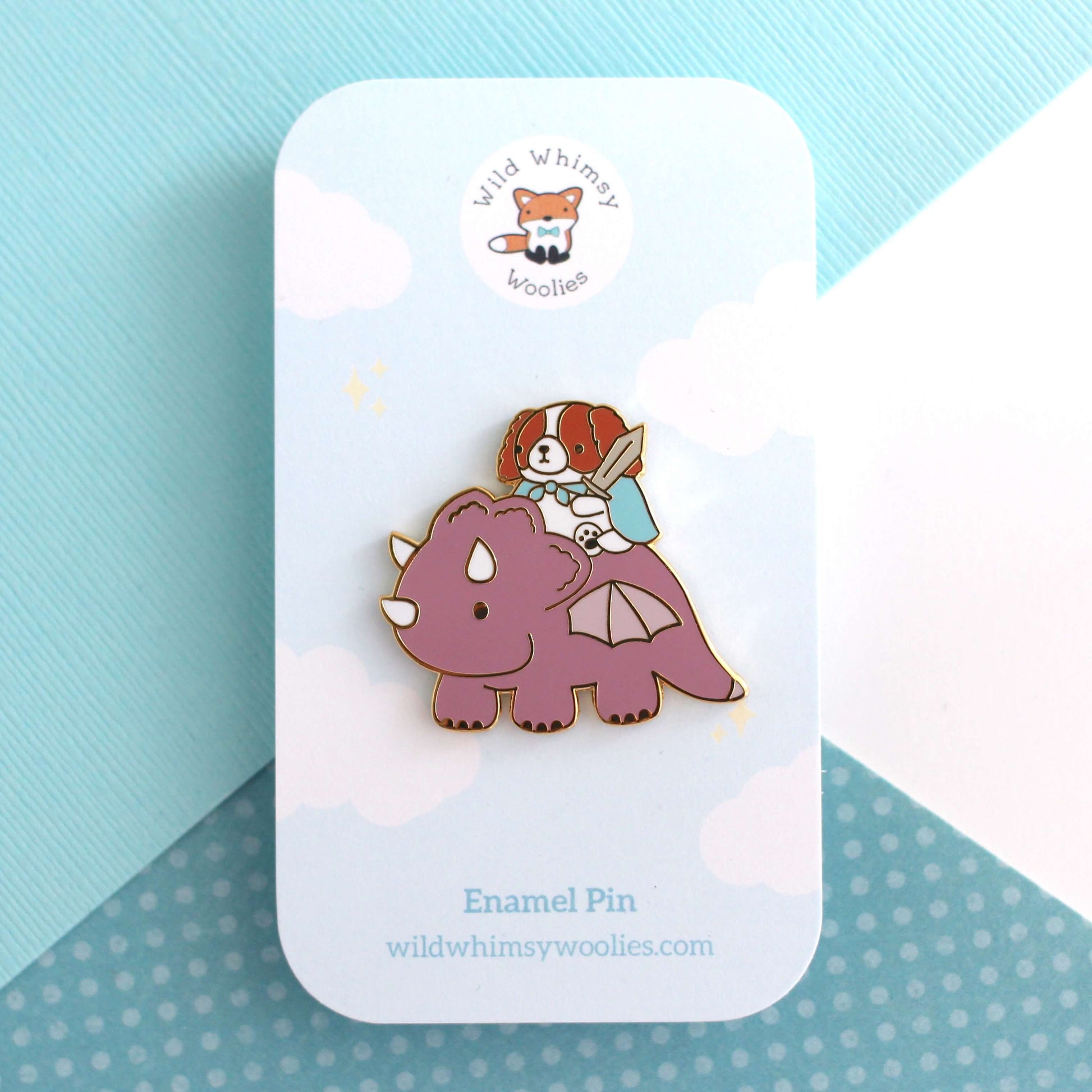 Broche en émail représentant un Cavalier King Charles Spaniel chevauchant un dragon (variante dragon prune)