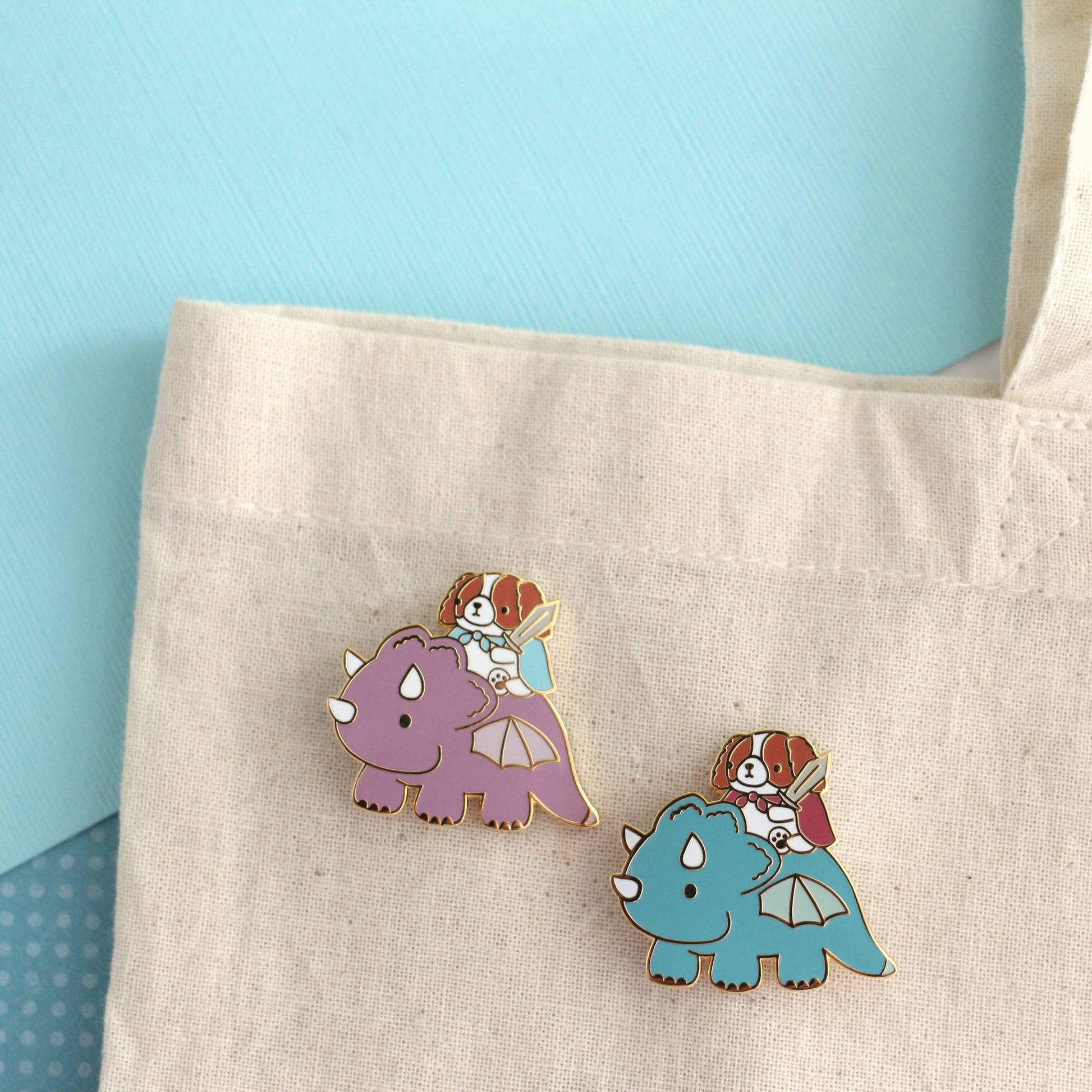 Broche en émail représentant un Cavalier King Charles Spaniel chevauchant un dragon (variante dragon bleu sarcelle)