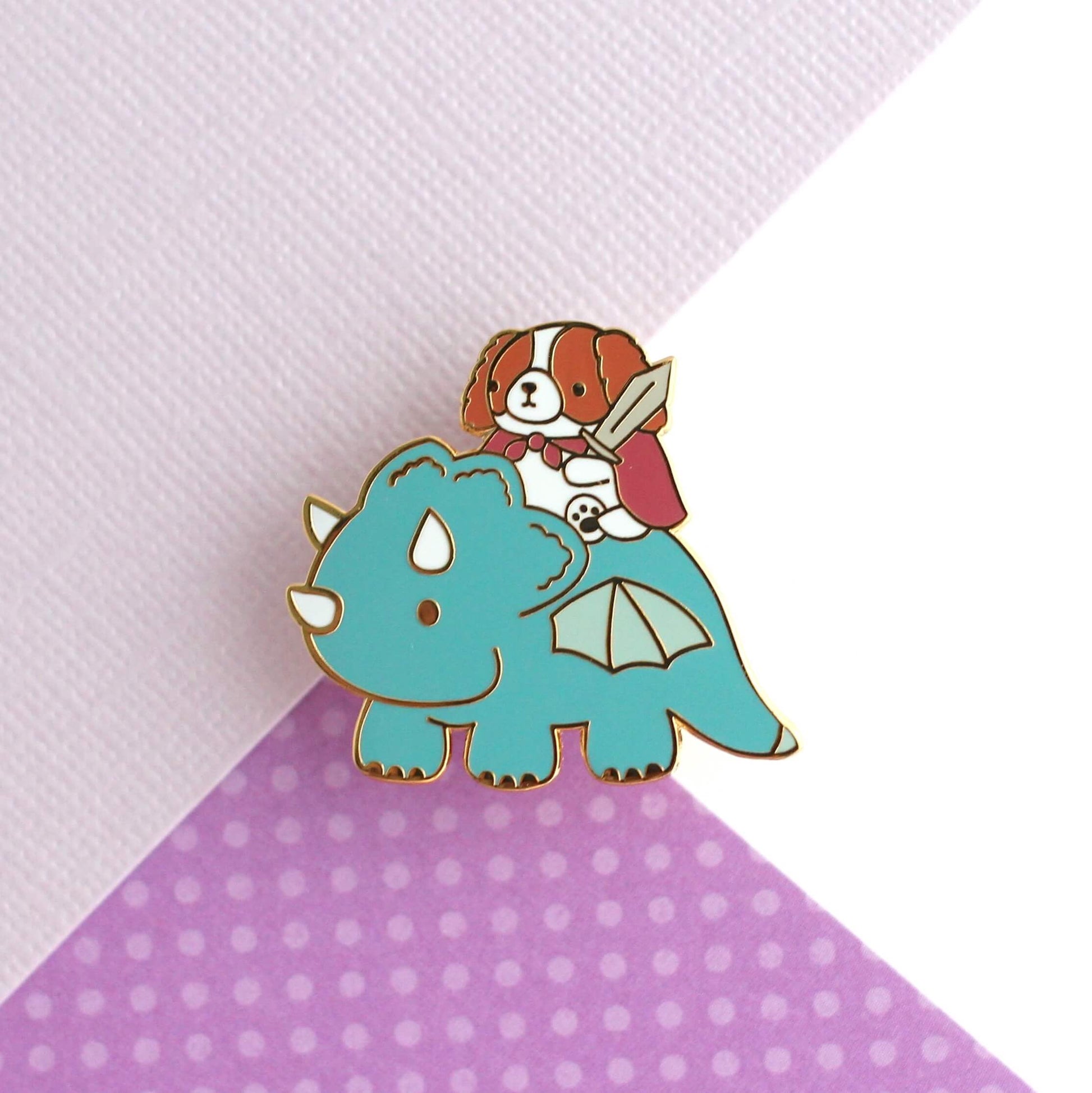 Broche en émail représentant un Cavalier King Charles Spaniel chevauchant un dragon (variante dragon bleu sarcelle)