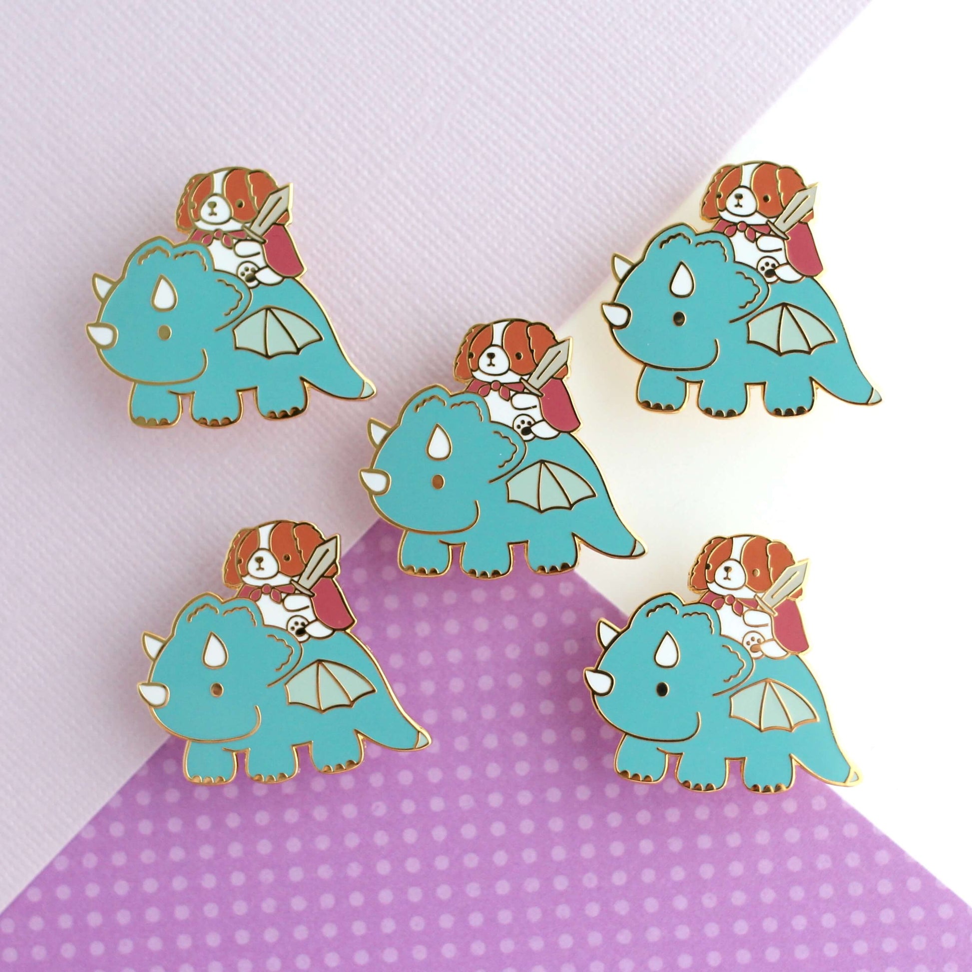 Broche en émail représentant un Cavalier King Charles Spaniel chevauchant un dragon (variante dragon bleu sarcelle)