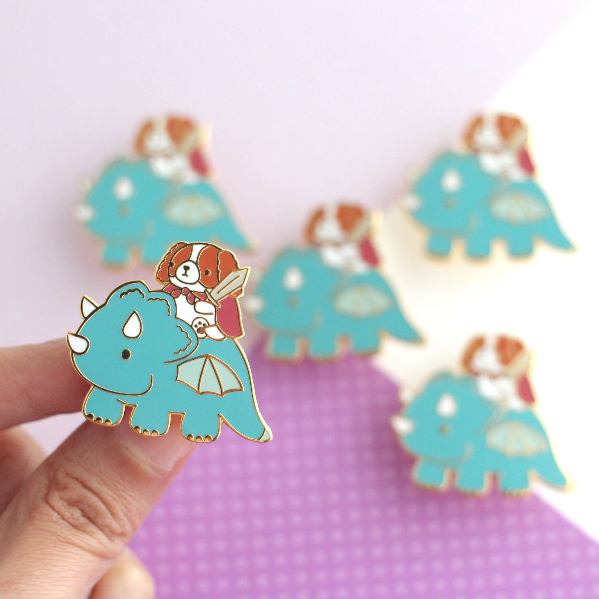 Broche en émail représentant un Cavalier King Charles Spaniel chevauchant un dragon (variante dragon bleu sarcelle)