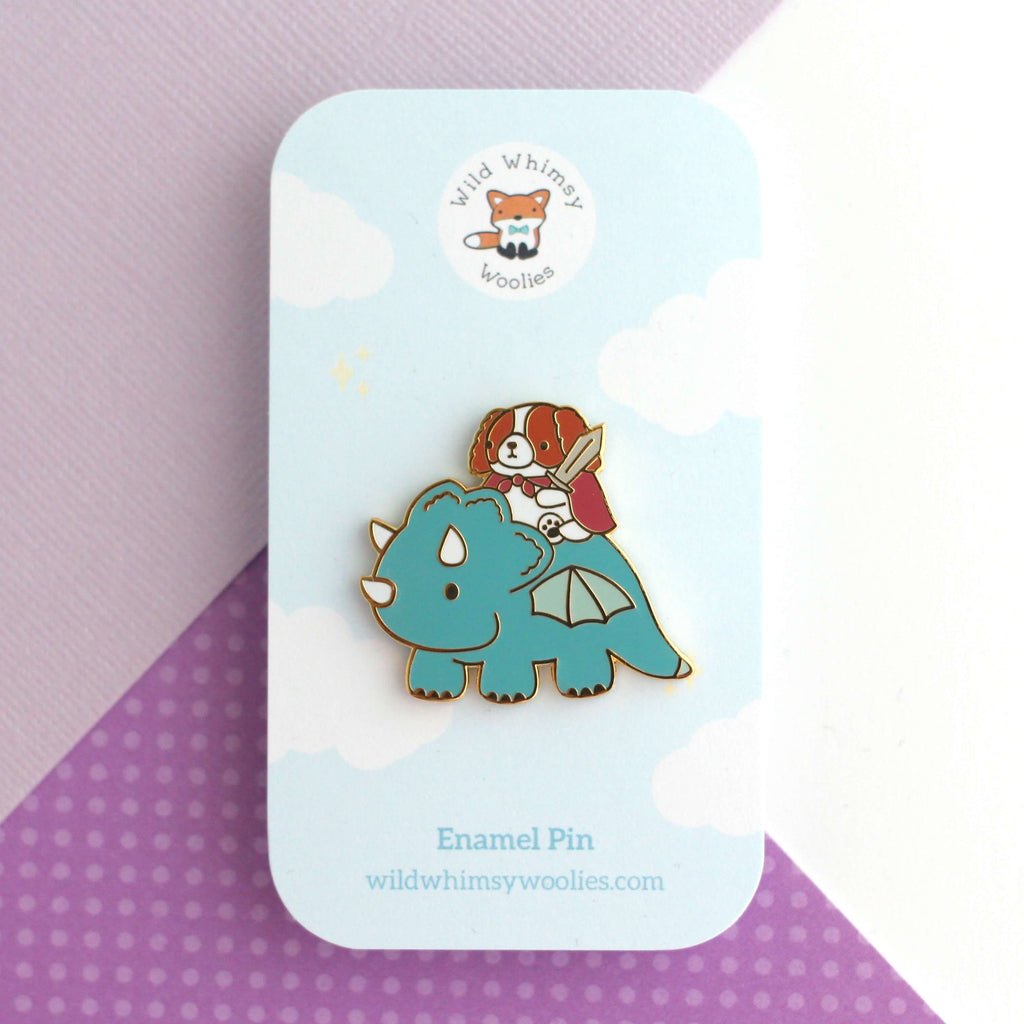 Broche en émail représentant un Cavalier King Charles Spaniel chevauchant un dragon (variante dragon bleu sarcelle)