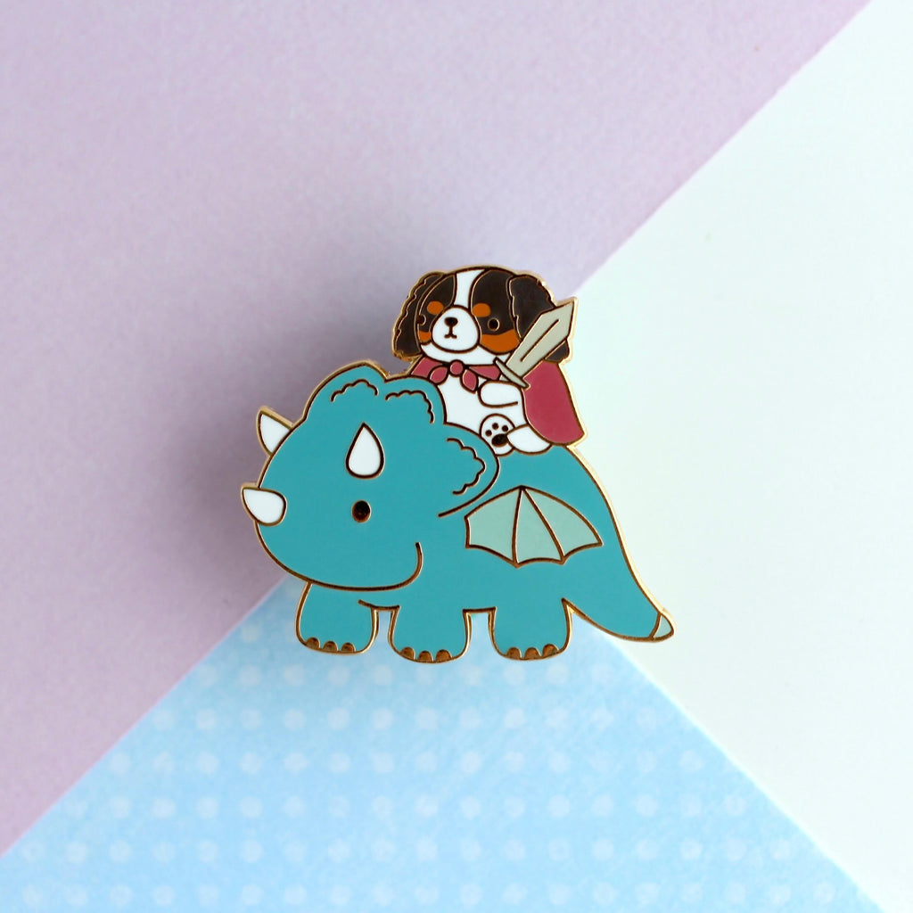 Broche en émail représentant un Cavalier King Charles Spaniel chevauchant un dragon (variante dragon bleu sarcelle)
