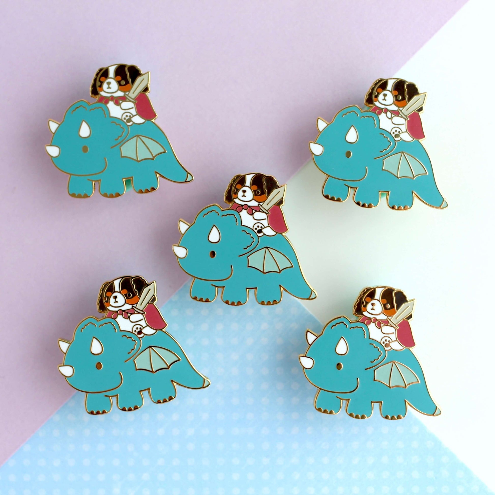 Broche en émail représentant un Cavalier King Charles Spaniel chevauchant un dragon (variante dragon bleu sarcelle)