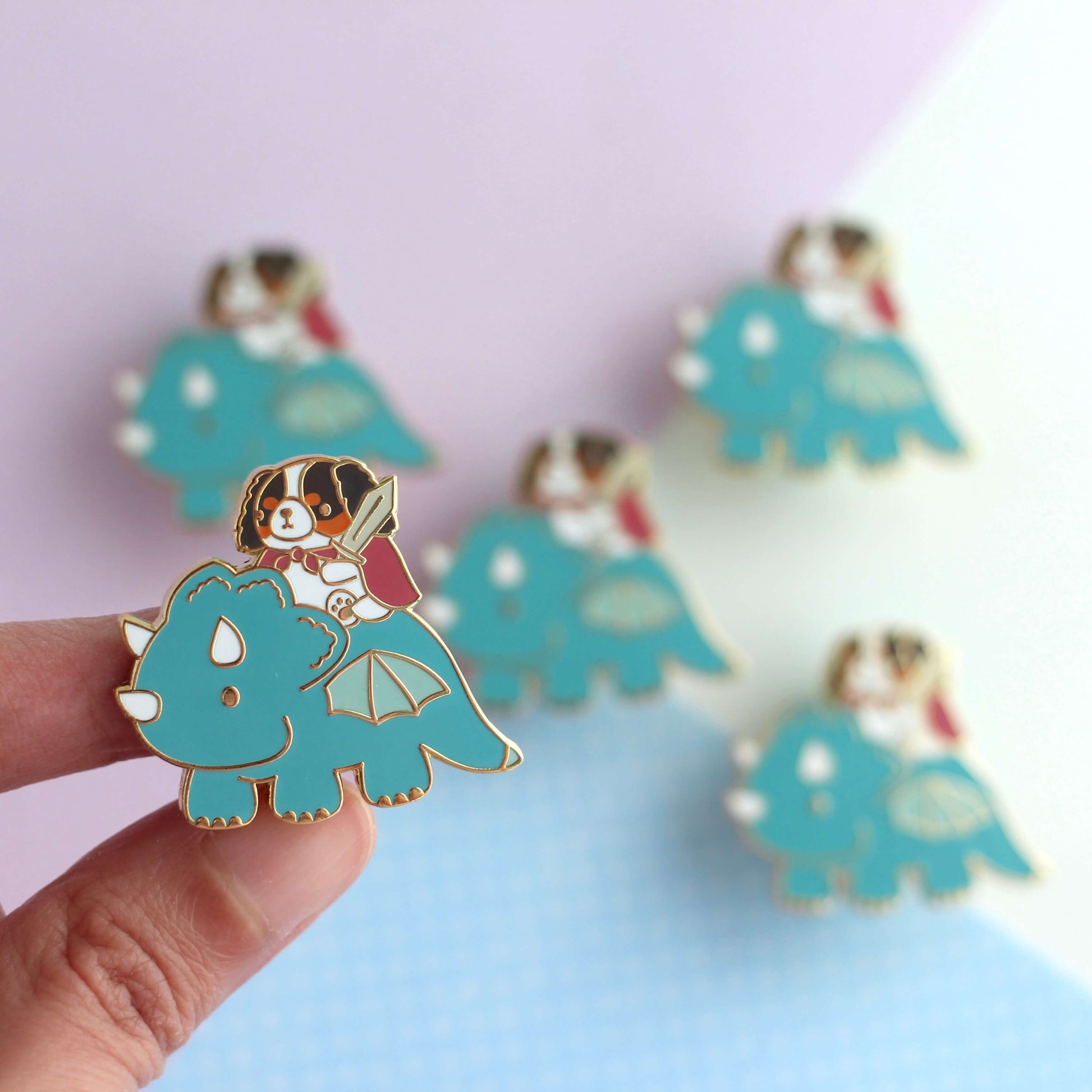 Broche en émail représentant un Cavalier King Charles Spaniel chevauchant un dragon (variante dragon bleu sarcelle)