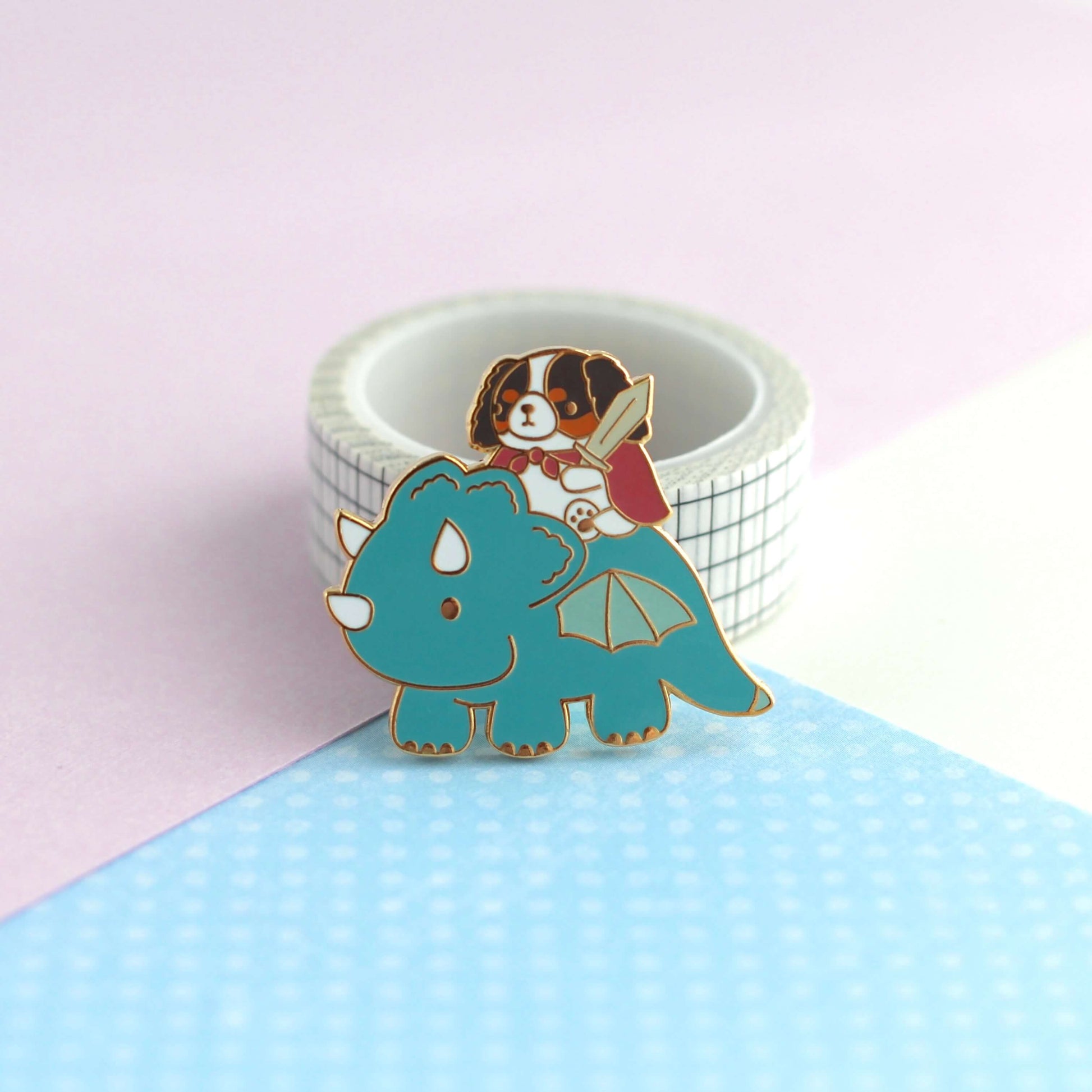 Broche en émail représentant un Cavalier King Charles Spaniel chevauchant un dragon (variante dragon bleu sarcelle)