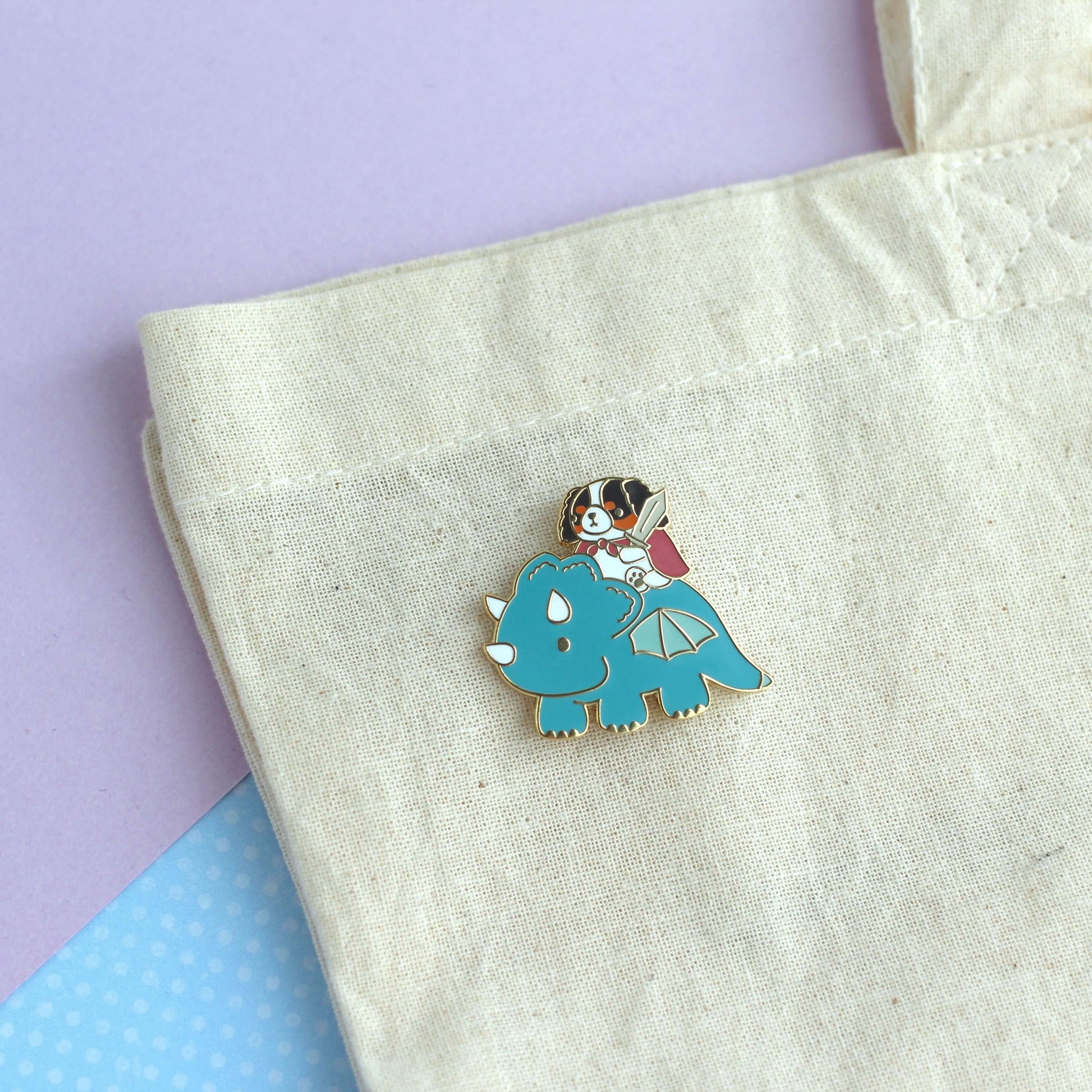 Broche en émail représentant un Cavalier King Charles Spaniel chevauchant un dragon (variante dragon bleu sarcelle)