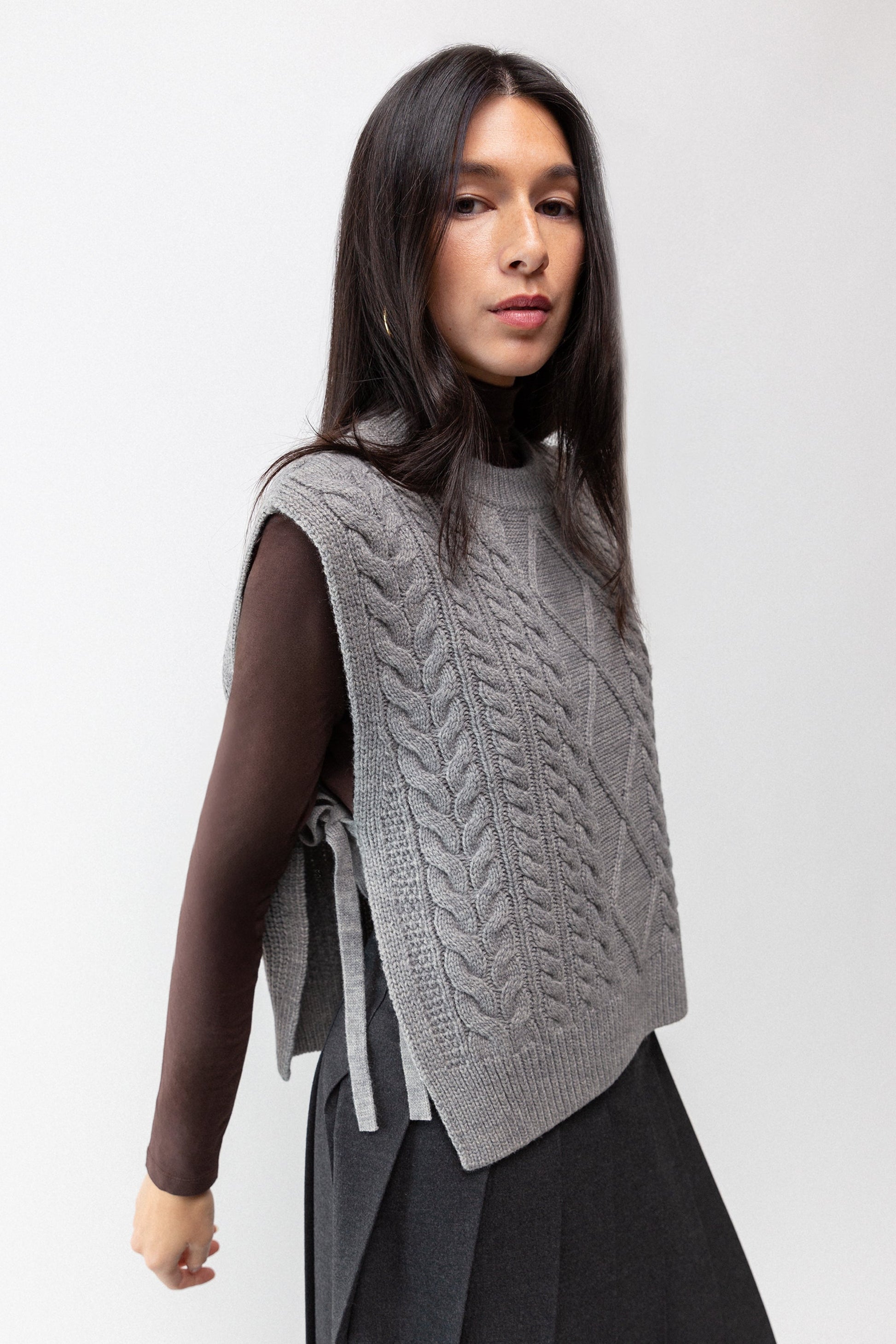 GILET SANS MANCHES EN TRICOT TORSADES AVEC LIEN