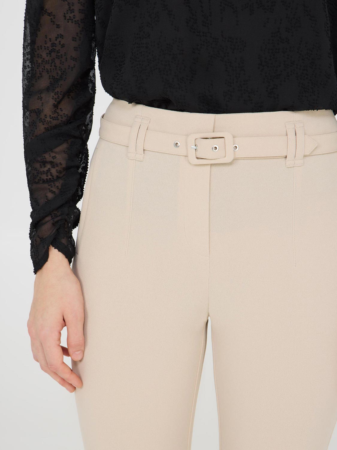 Pantalon en crêpe ceinturé