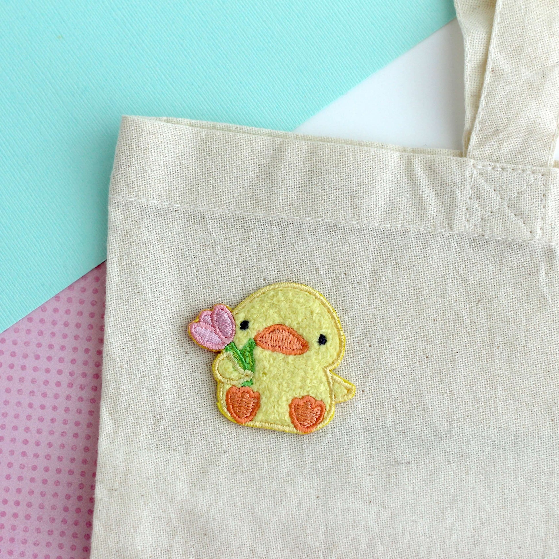 Patch brodé thermocollant en chenille Canard avec tulipe