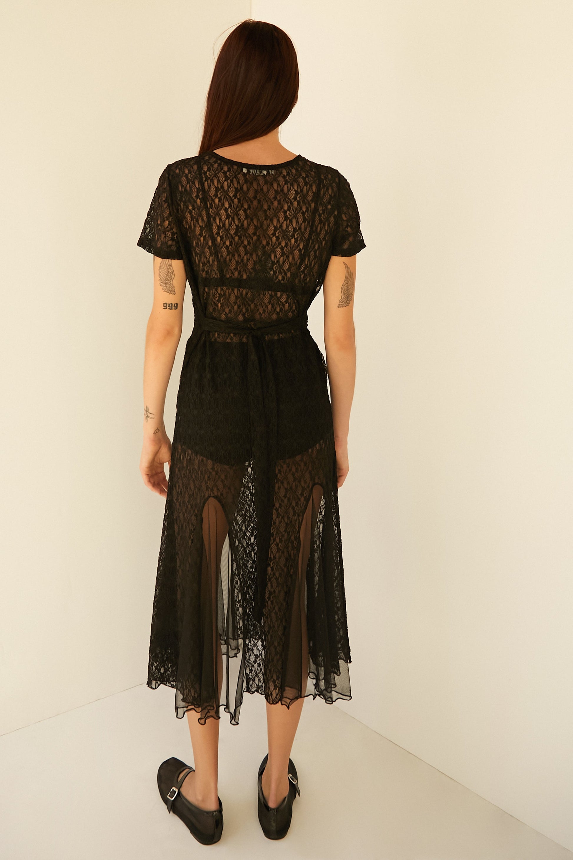 ROBE MIDI À MANCHES COURTES EN DENTELLE