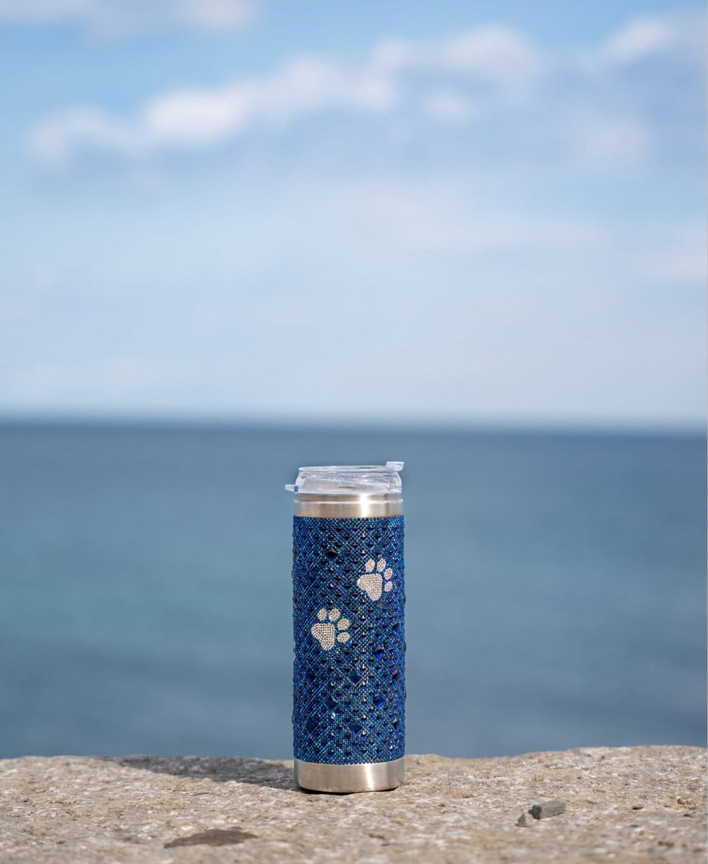 Gobelet en acier inoxydable 590 ml orné de cristaux – Patte de chiot bleu