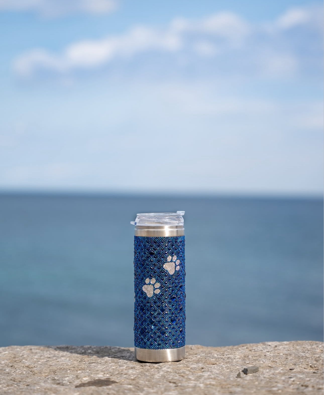Gobelet en acier inoxydable 590 ml orné de cristaux – Patte de chiot bleu