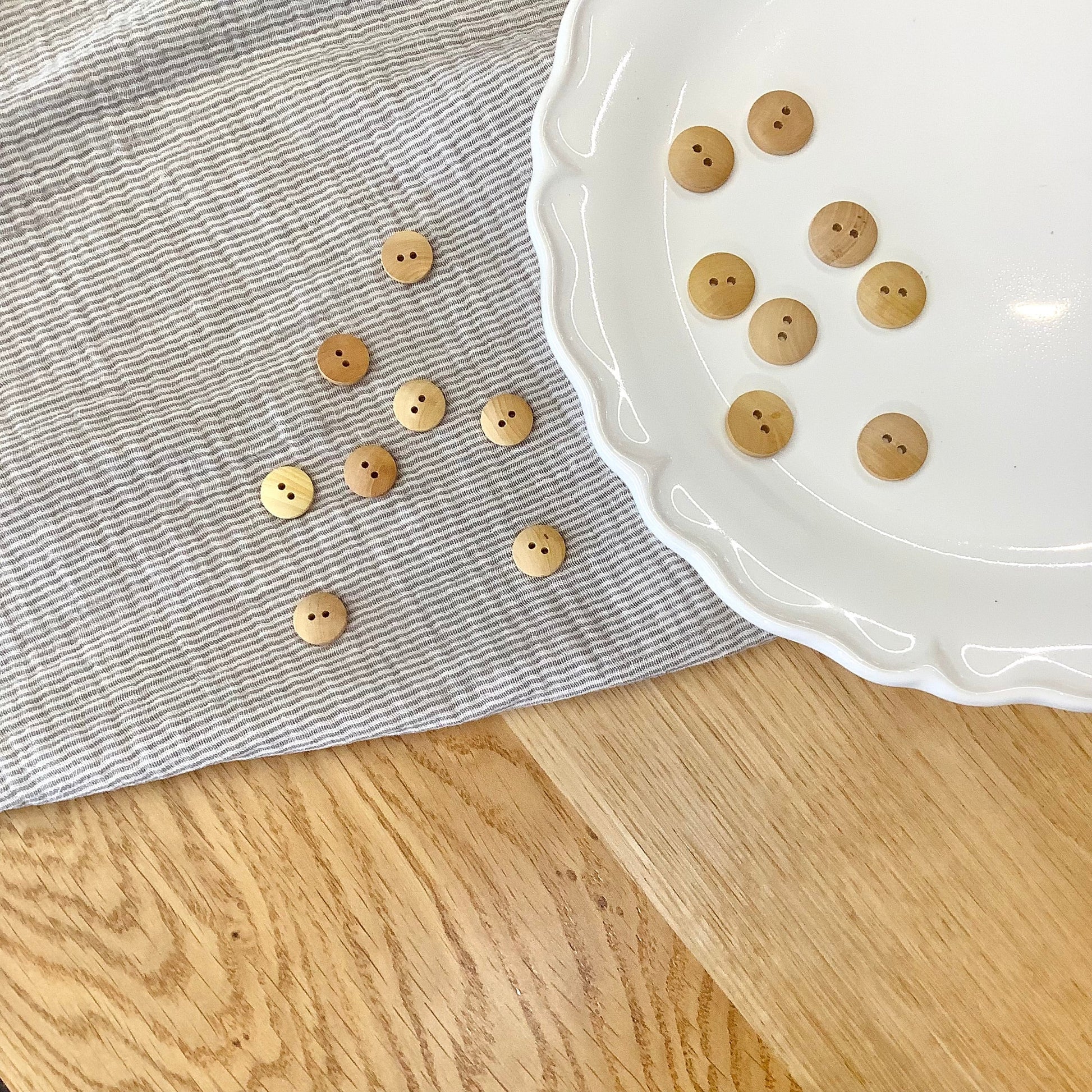 Elan ; Bouton à 2 trous, naturel - 9/16"