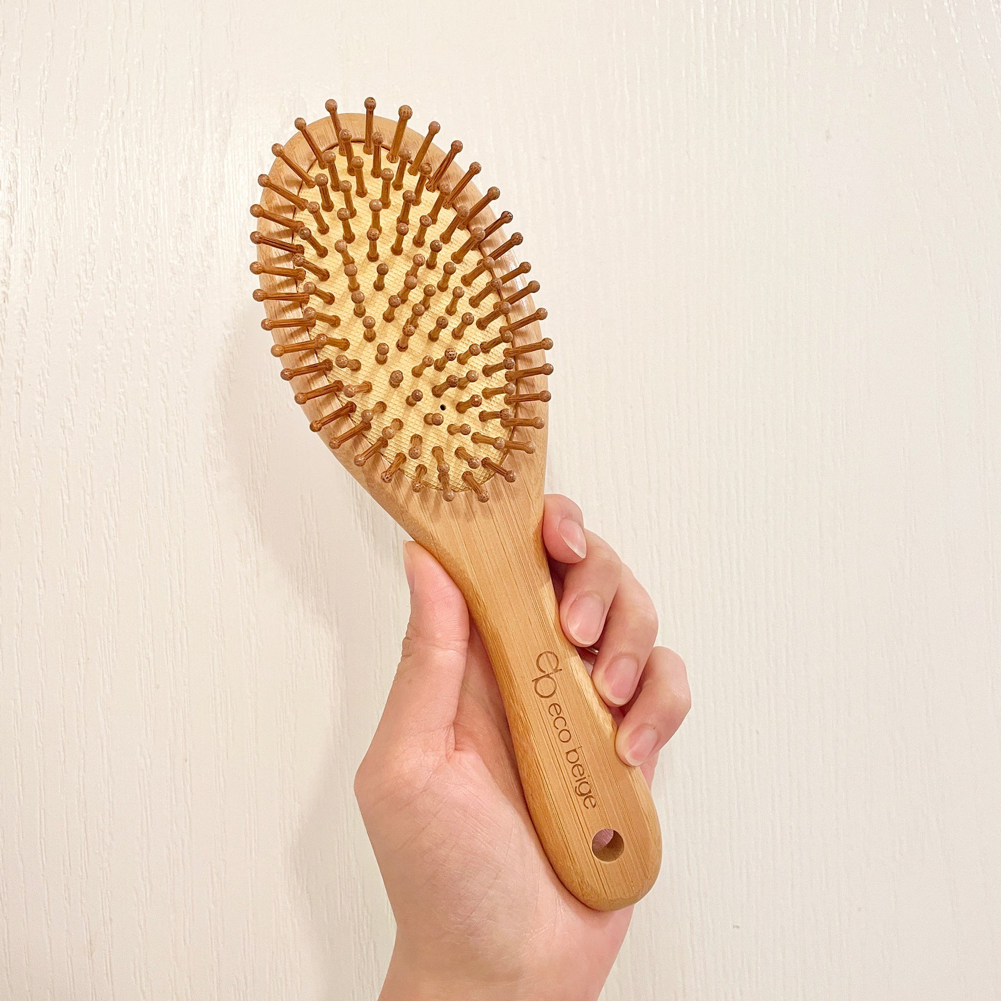 Brosse à cheveux ovale mini en bambou rembourrée