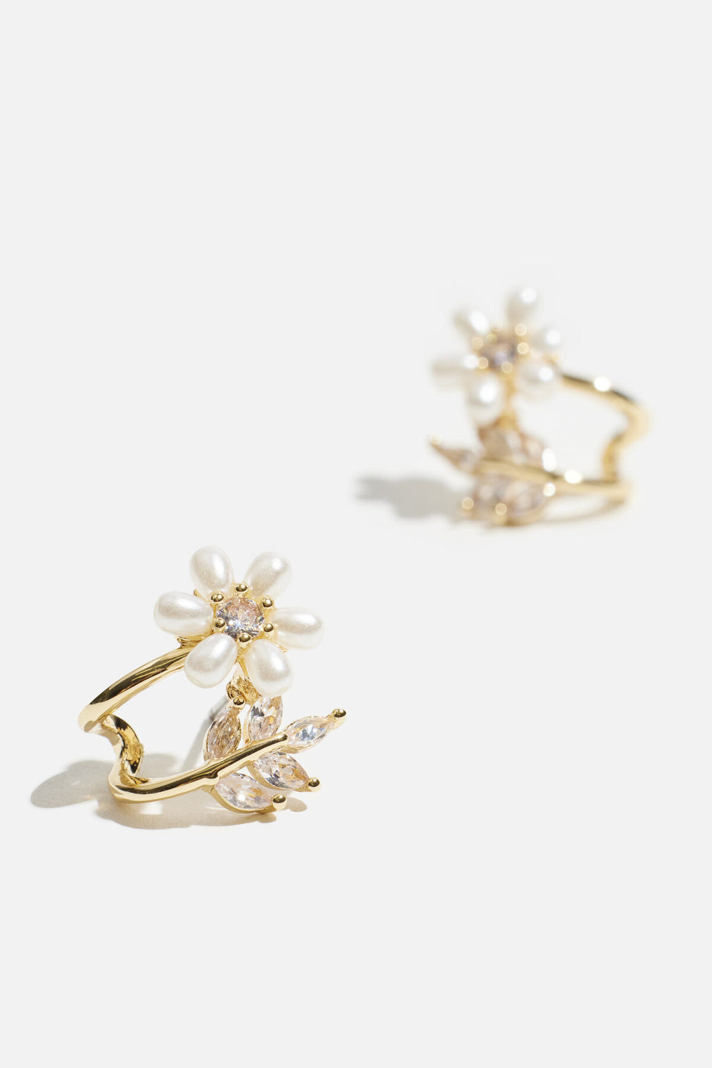 Boucles d'oreilles créoles en perles, fleurs et feuilles