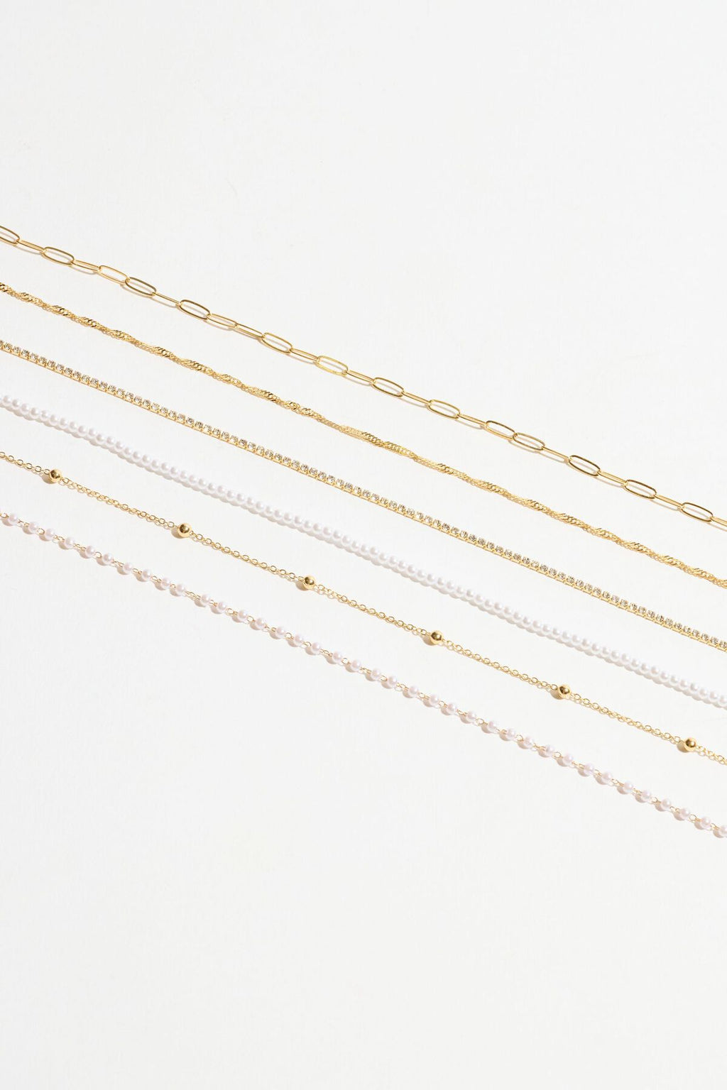 Collier ras du cou en pierres précieuses et perles superposées