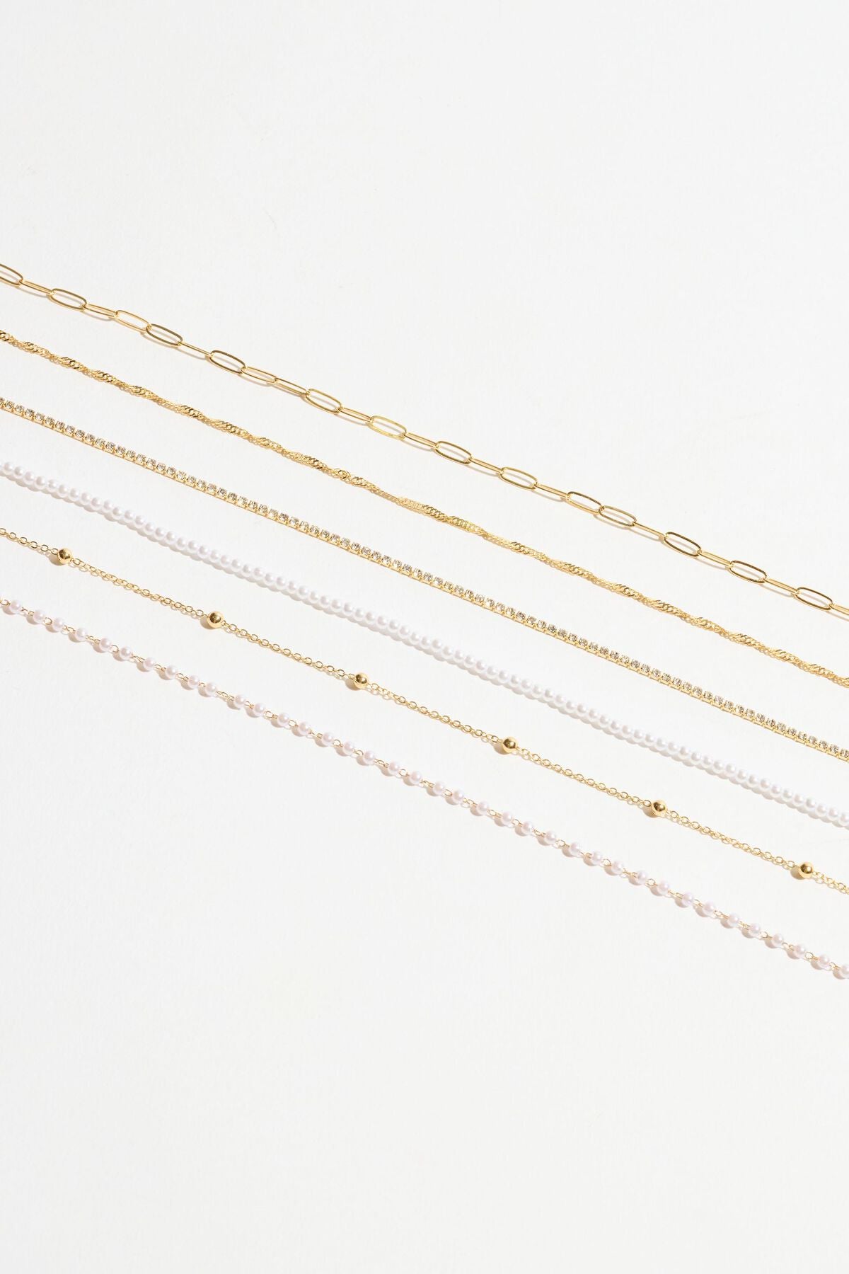 Collier ras du cou en pierres précieuses et perles superposées