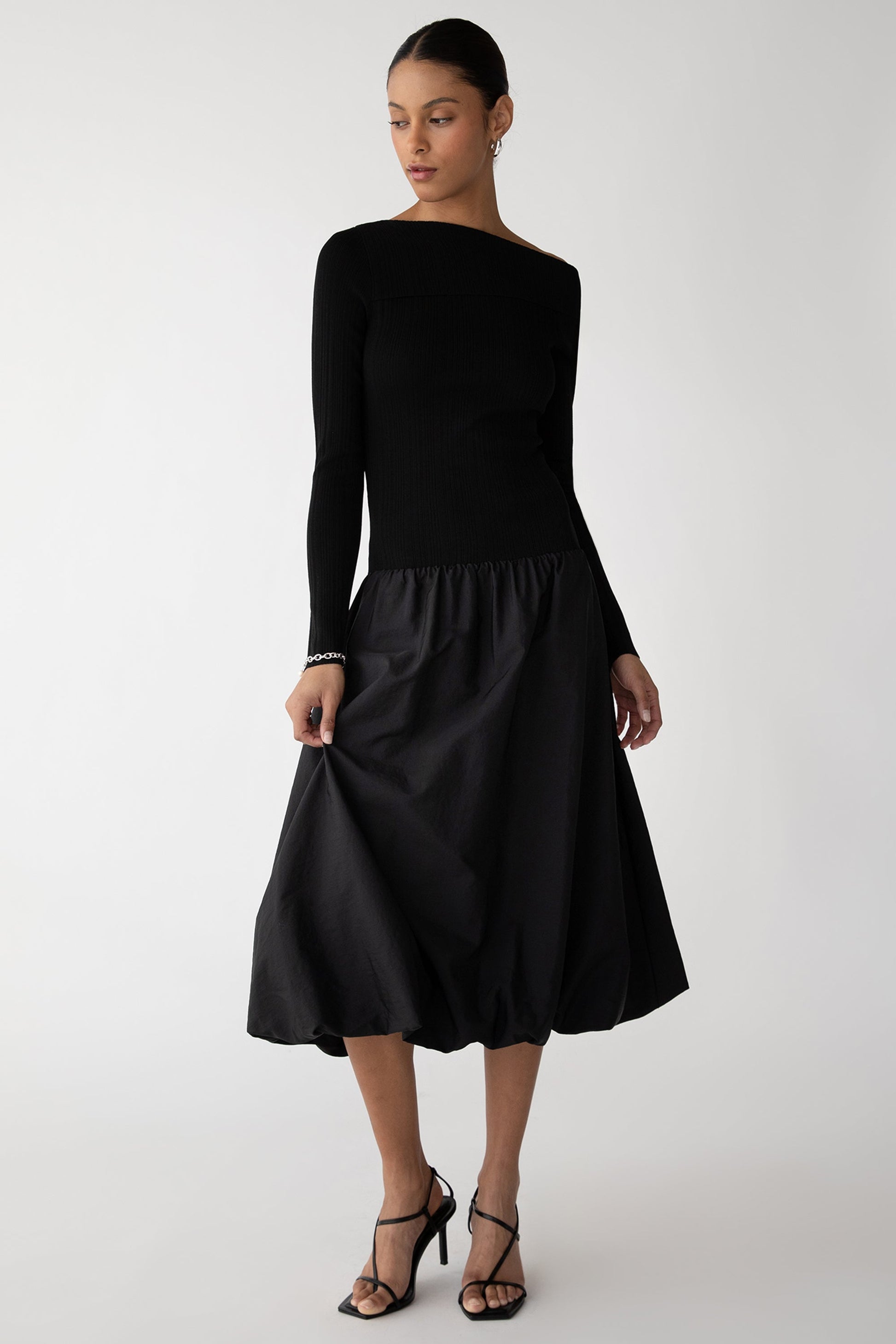 ROBE MIDI À MANCHES LONGUES, ÉPAULES DÉNUDÉES ET OURLET BULLE
