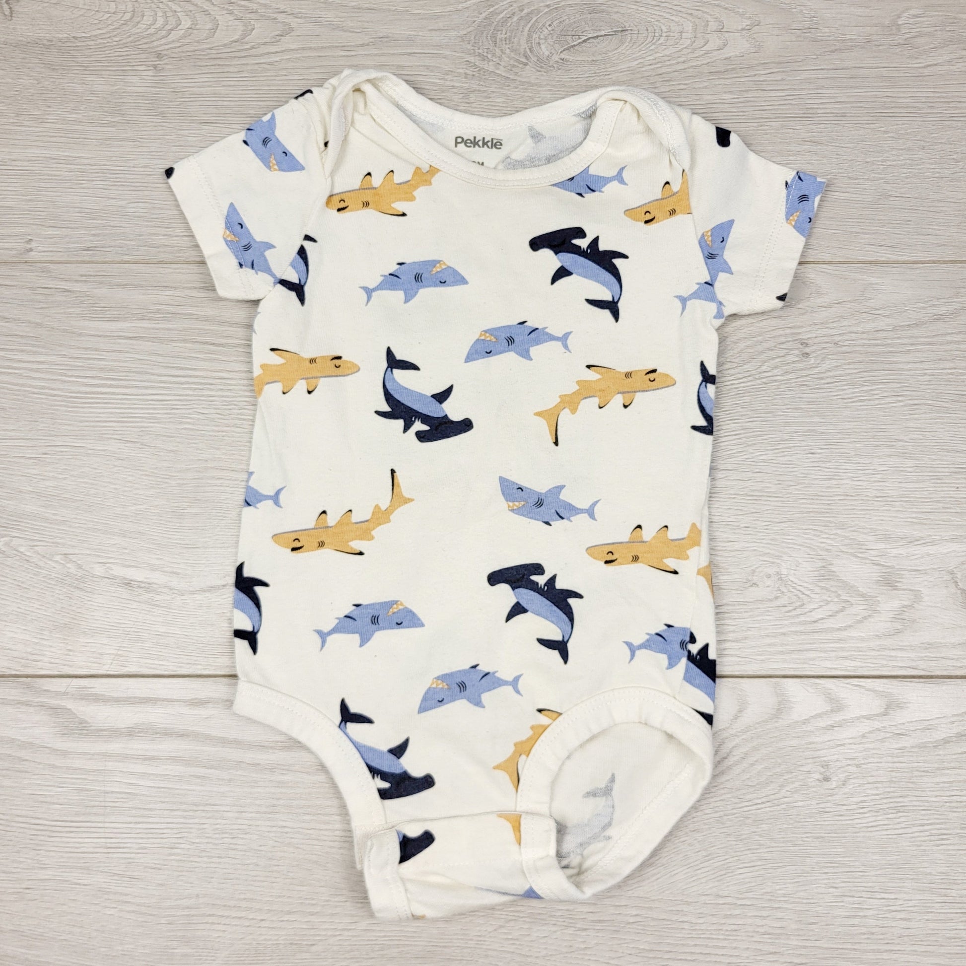 TBOW2 - Body Pekkle blanc avec requins. Taille 9 mois