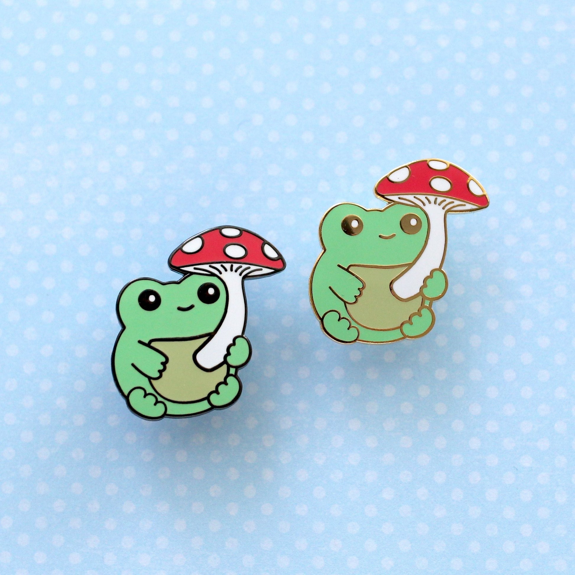 Broche en émail représentant une grenouille verte avec un champignon