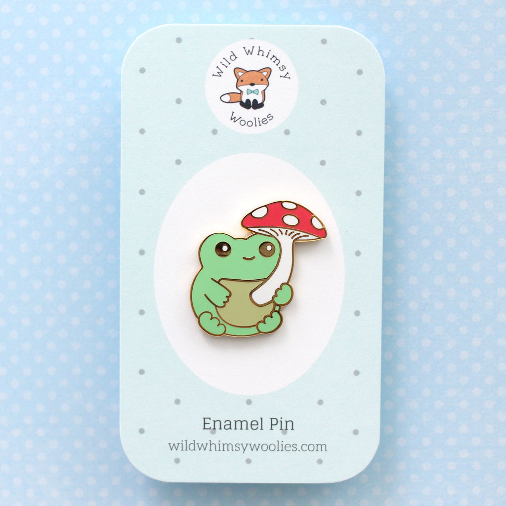 Broche en émail représentant une grenouille verte avec un champignon