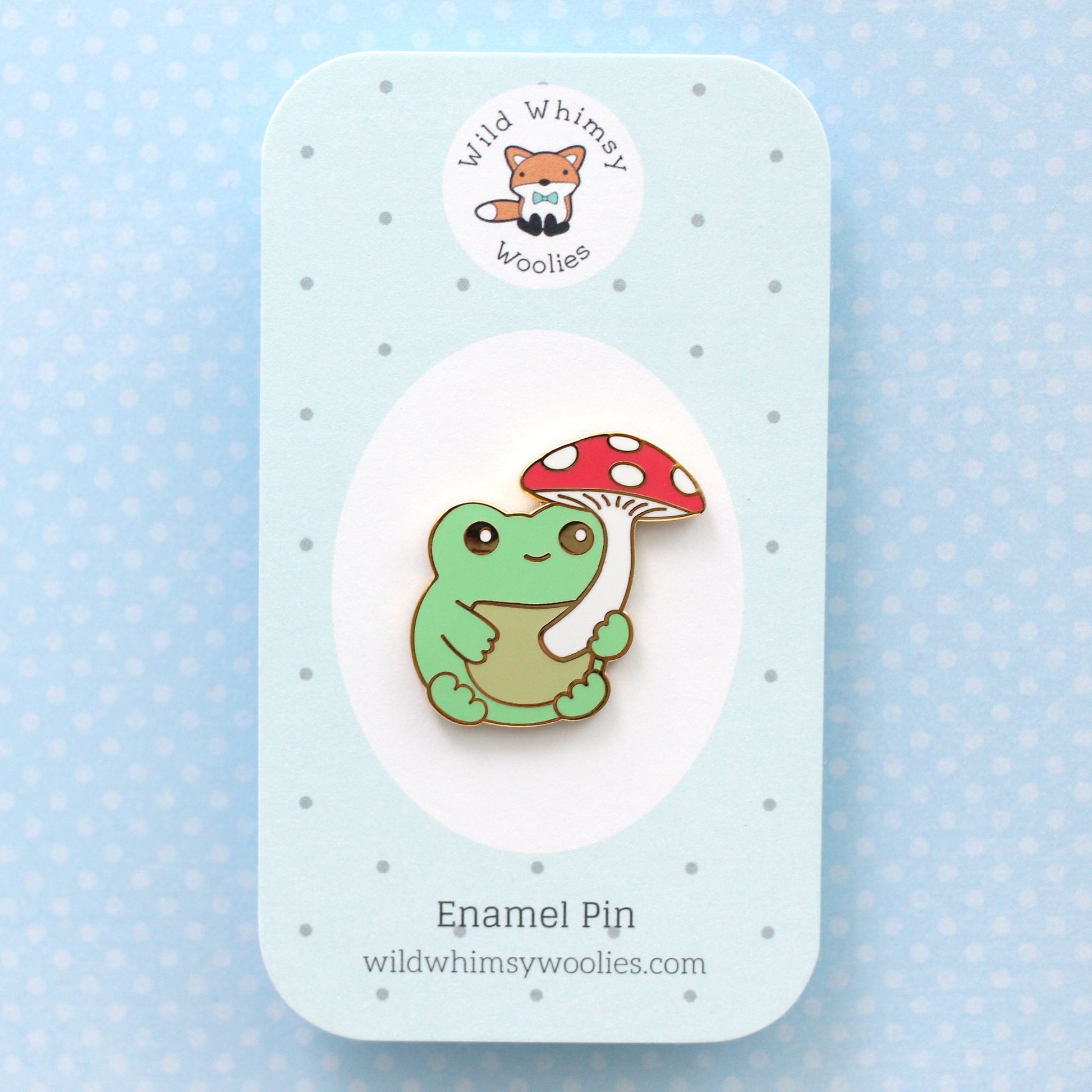 Broche en émail représentant une grenouille verte avec un champignon