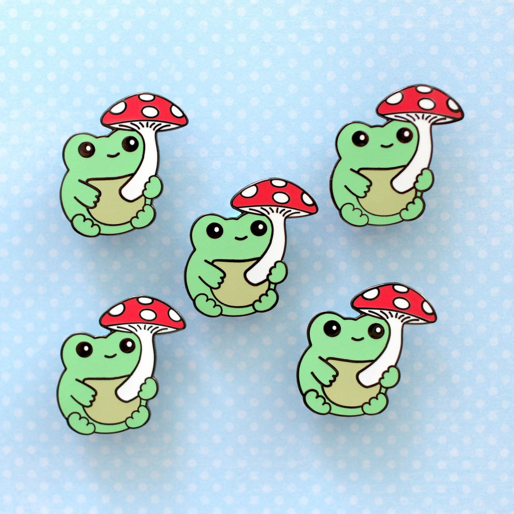Broche en émail représentant une grenouille verte avec un champignon