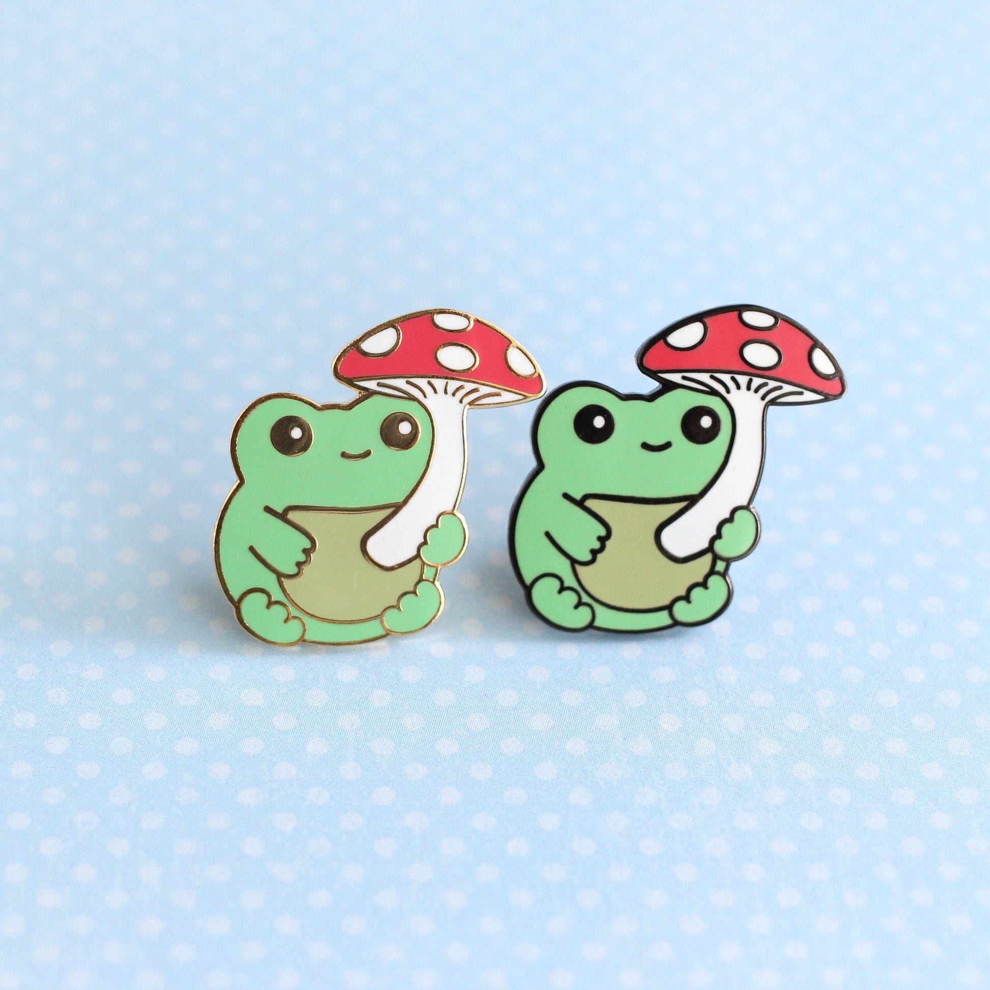 Broche en émail représentant une grenouille verte avec un champignon