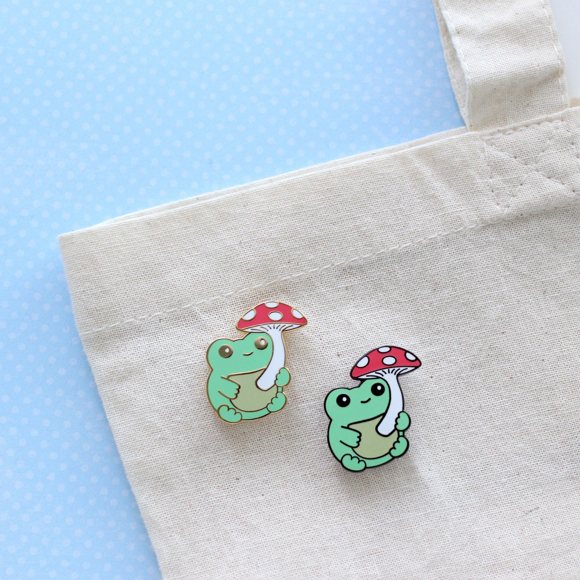 Broche en émail représentant une grenouille verte avec un champignon