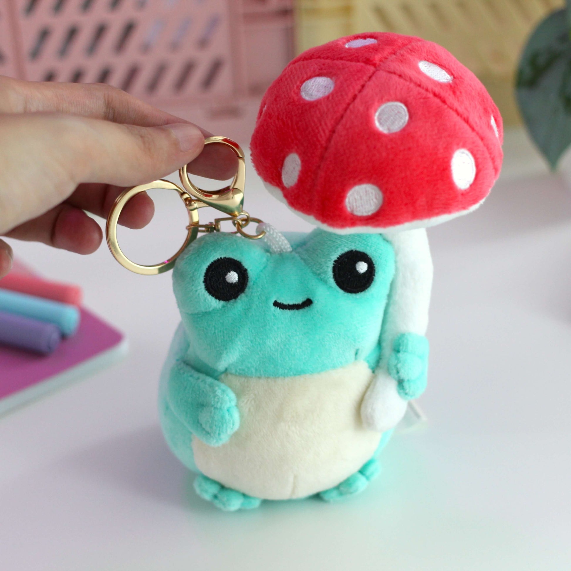 Porte-clés en peluche grenouille champignon