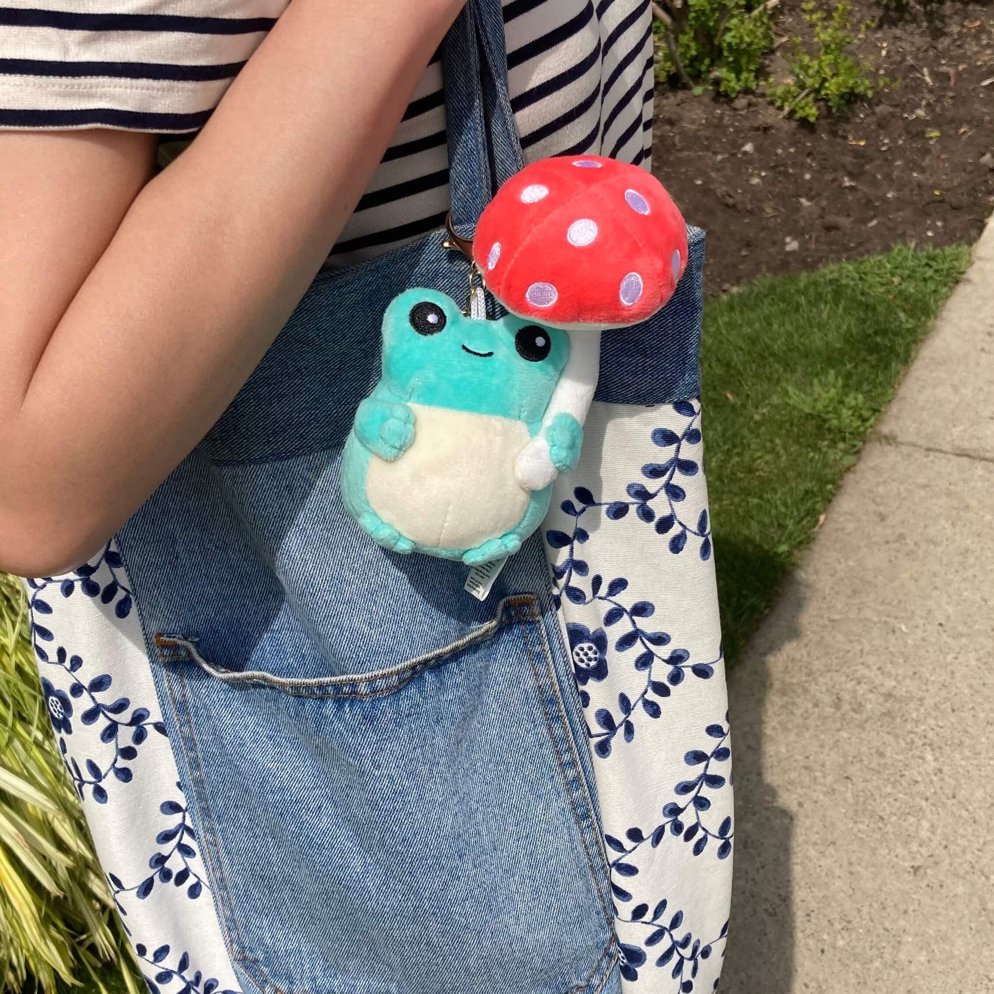 Porte-clés en peluche grenouille champignon